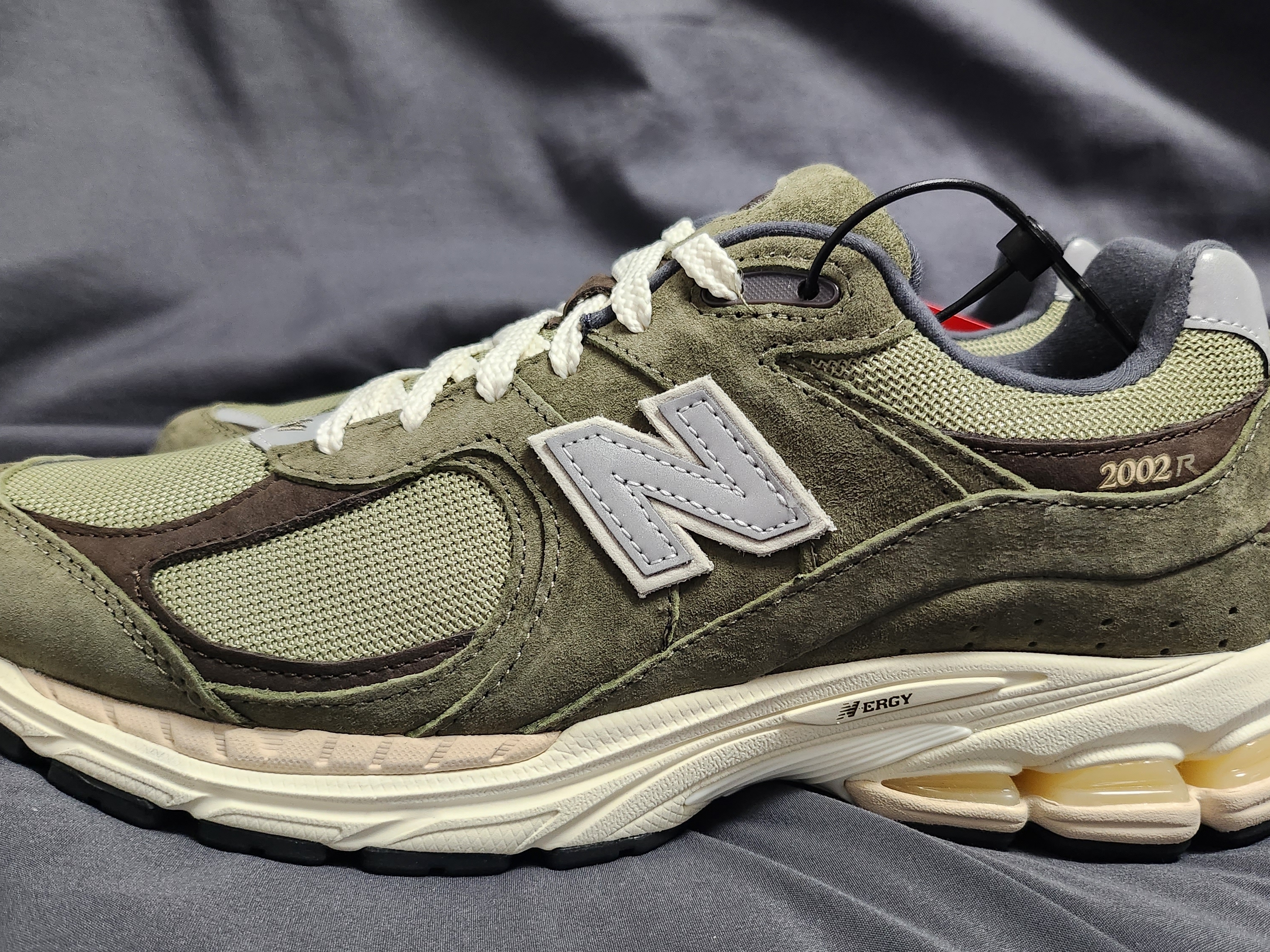 New Balance 2002R Special Vintage Khaki 착용 스타일