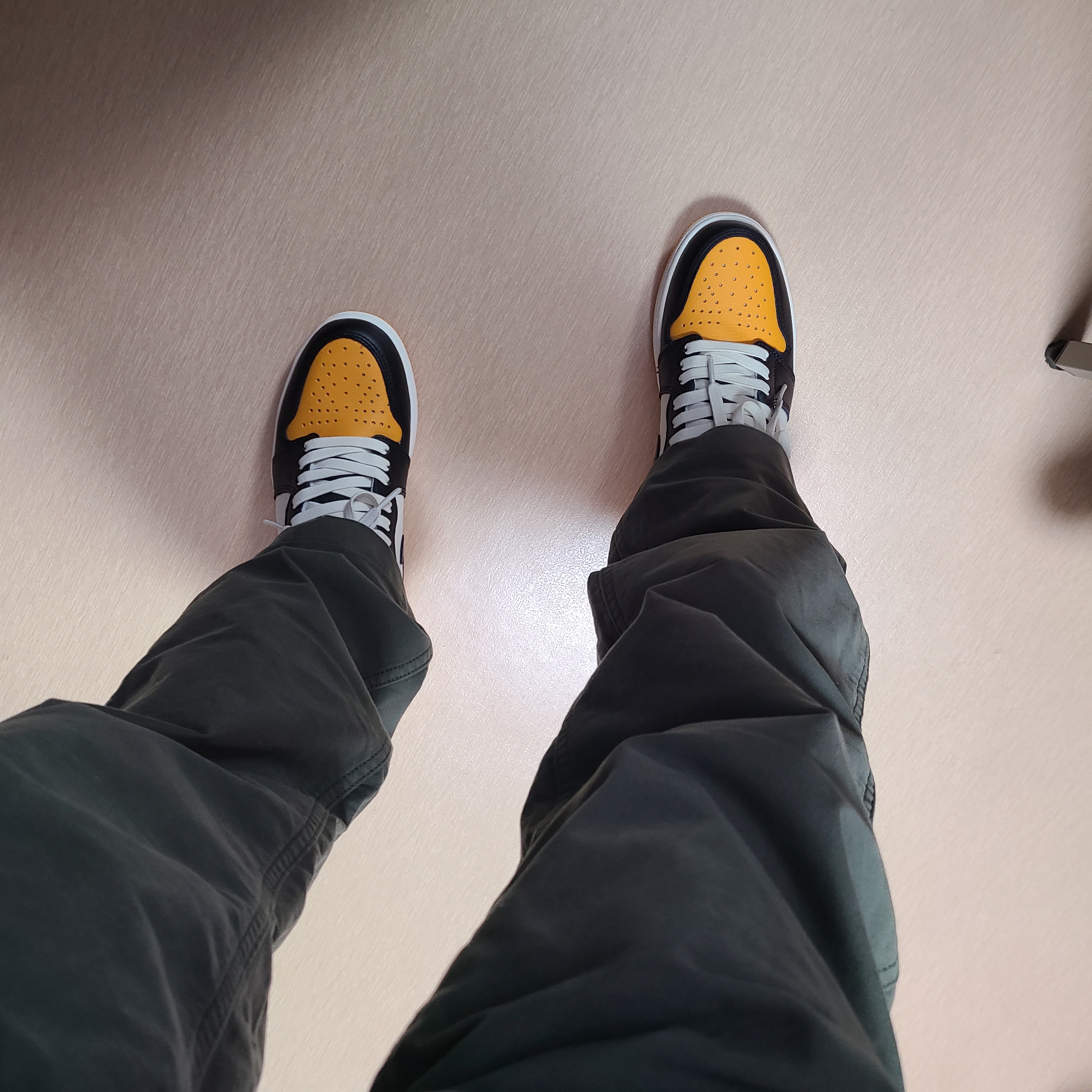 Jordan 1 Retro High OG Taxi 착용 스타일 - 1