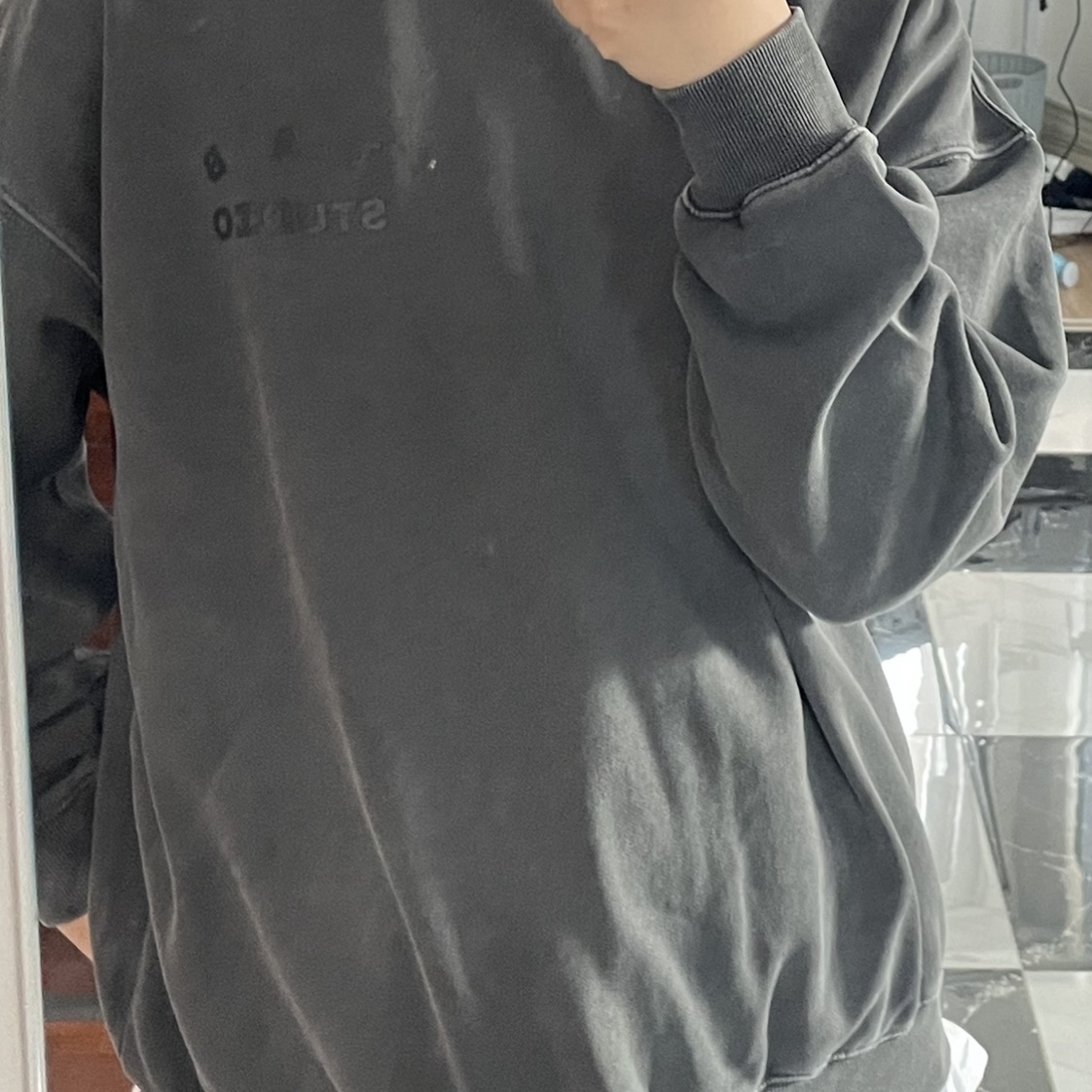 IAB Studio Pigment Sweatshirt & Mini Bag Black, IAB Studio Pigment Bag Black 착용 스타일 - 2