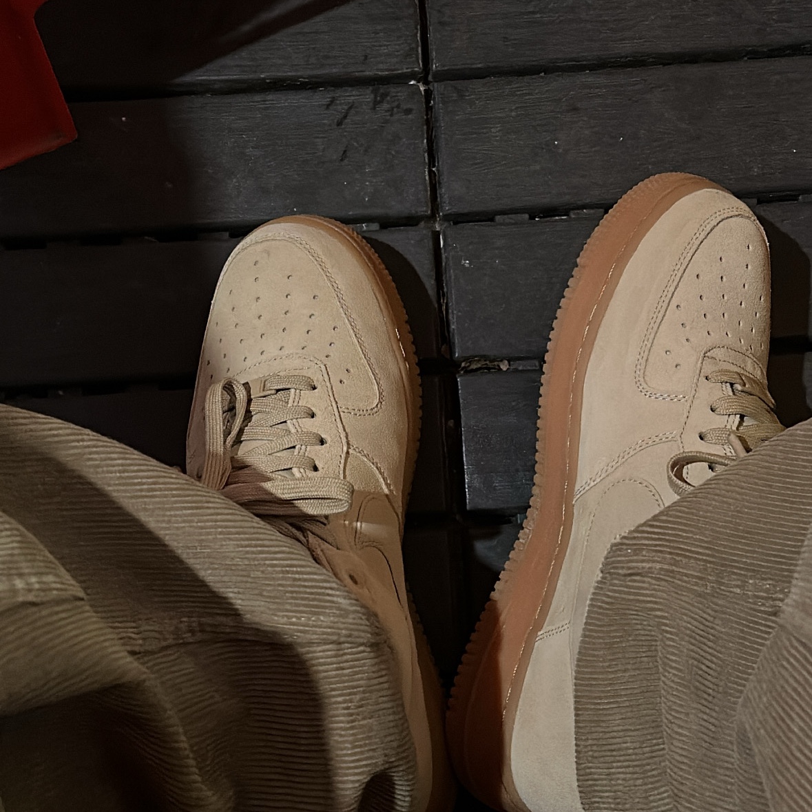 Nike Air Force 1 '07 LV8 Suede Mushroom 착용 스타일