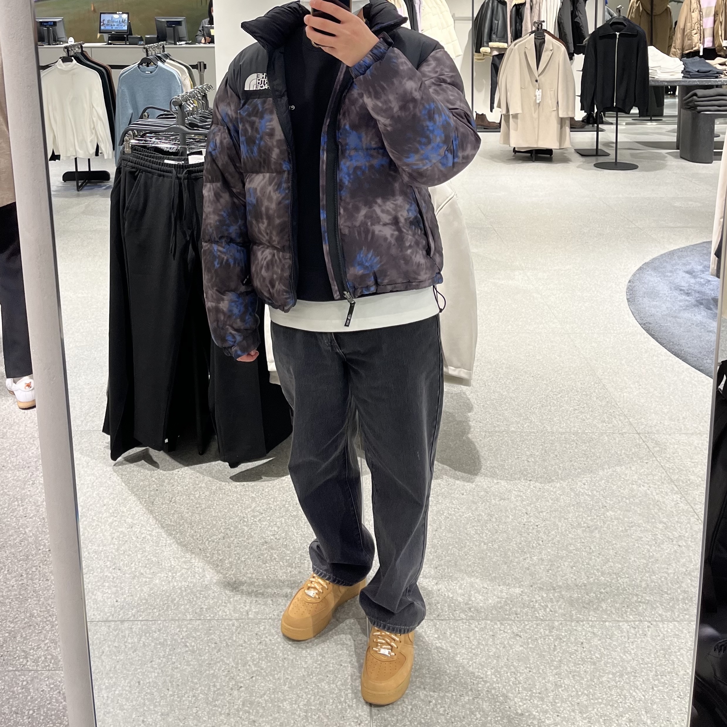 Nike x Supreme Air Force 1 Low Flax, The North Face 1996 Novelty Nuptse Jacket Deep and Deep Navy 착용 스타일