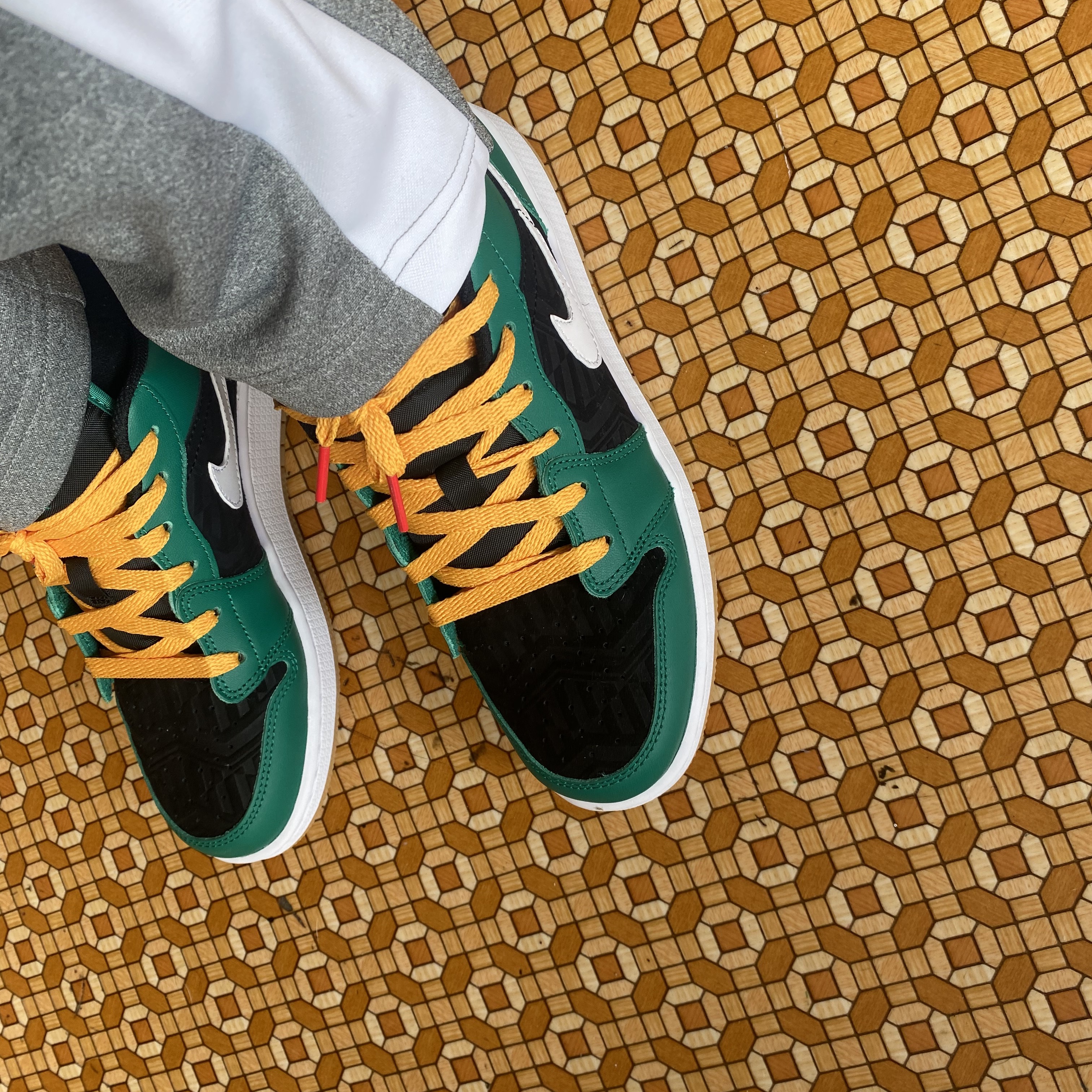 (GS) Jordan 1 Low SE Malachite Black 착용 스타일 - 2