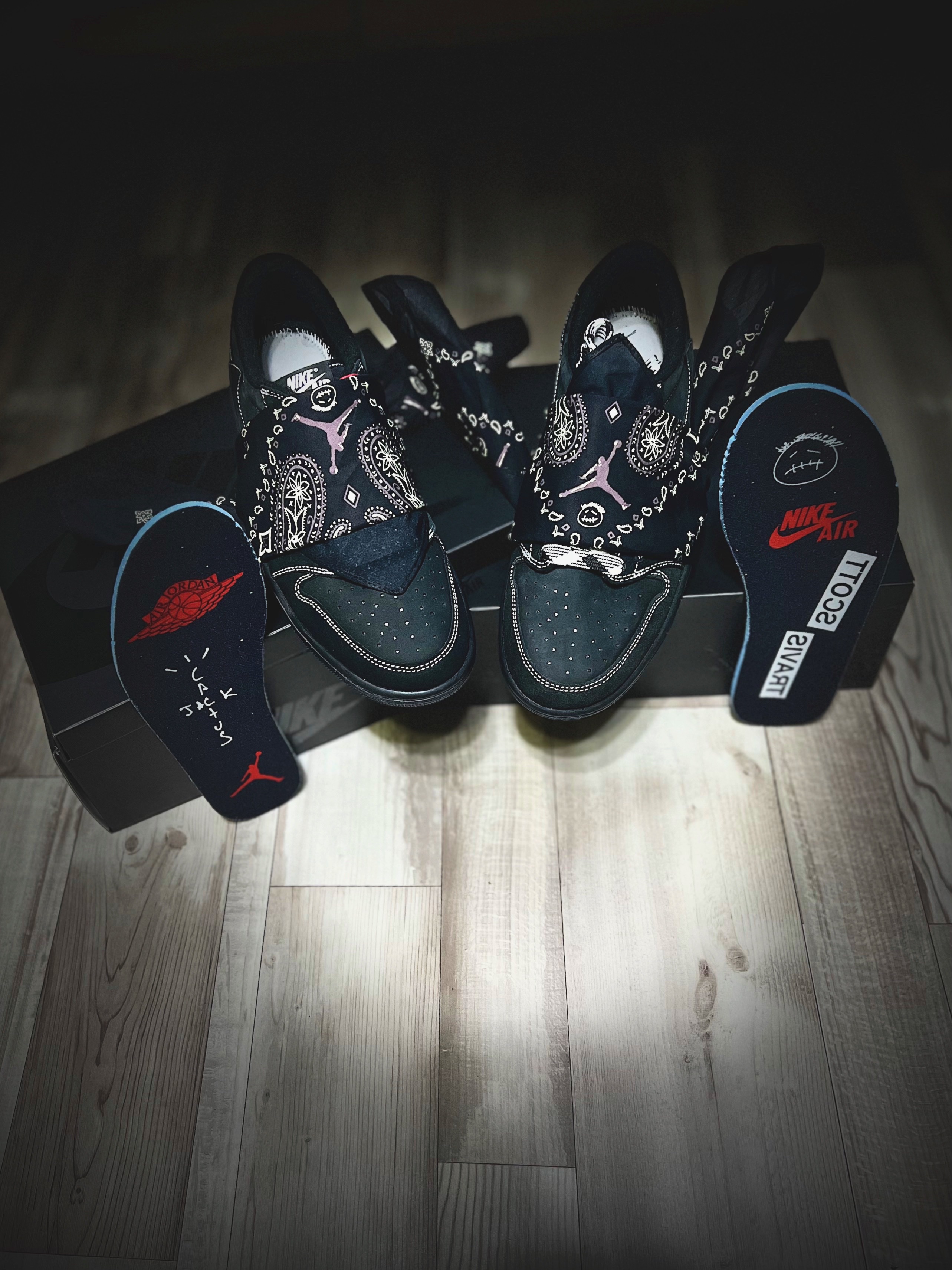 Jordan 1 x Travis Scott Retro Low OG SP Black Phantom 착용 스타일 - 5