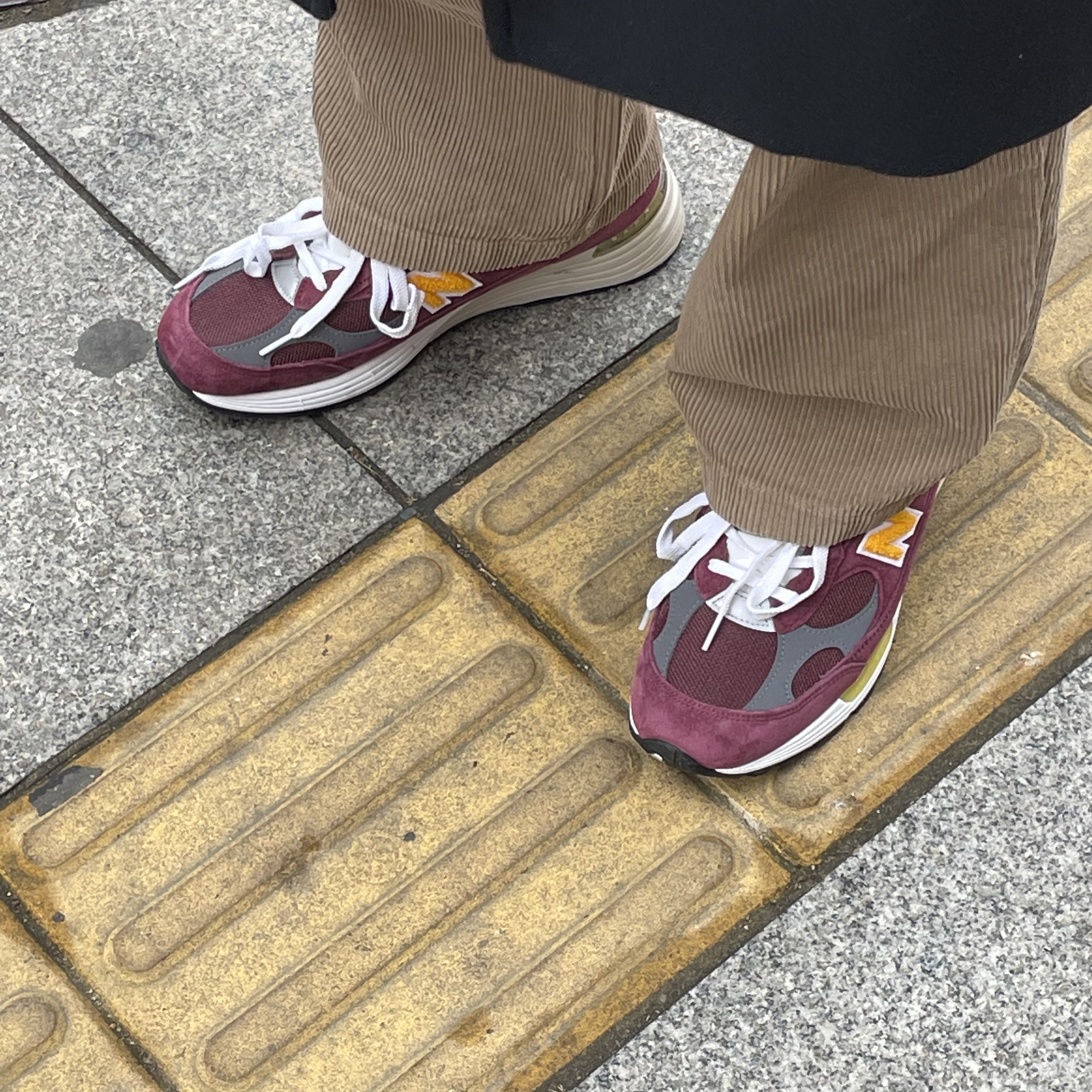 New Balance 992 Made in USA Burgundy Gold 착용 스타일