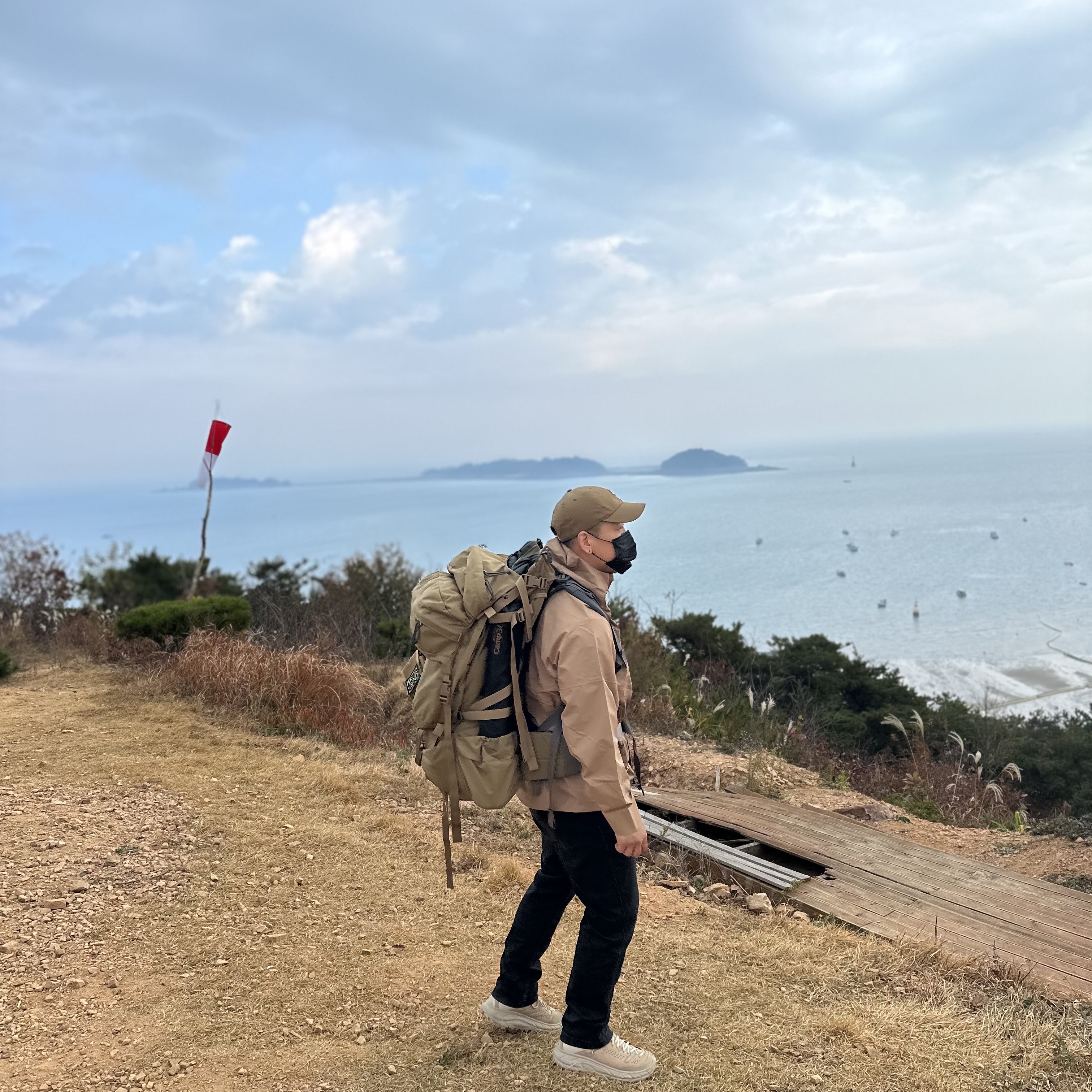 Nike ACG Storm-Fit ADV Cascade Rain Jacket Dark Driftwood- Asia, Hoka Tor Ultra High Simply Taupe 착용 스타일 - 2