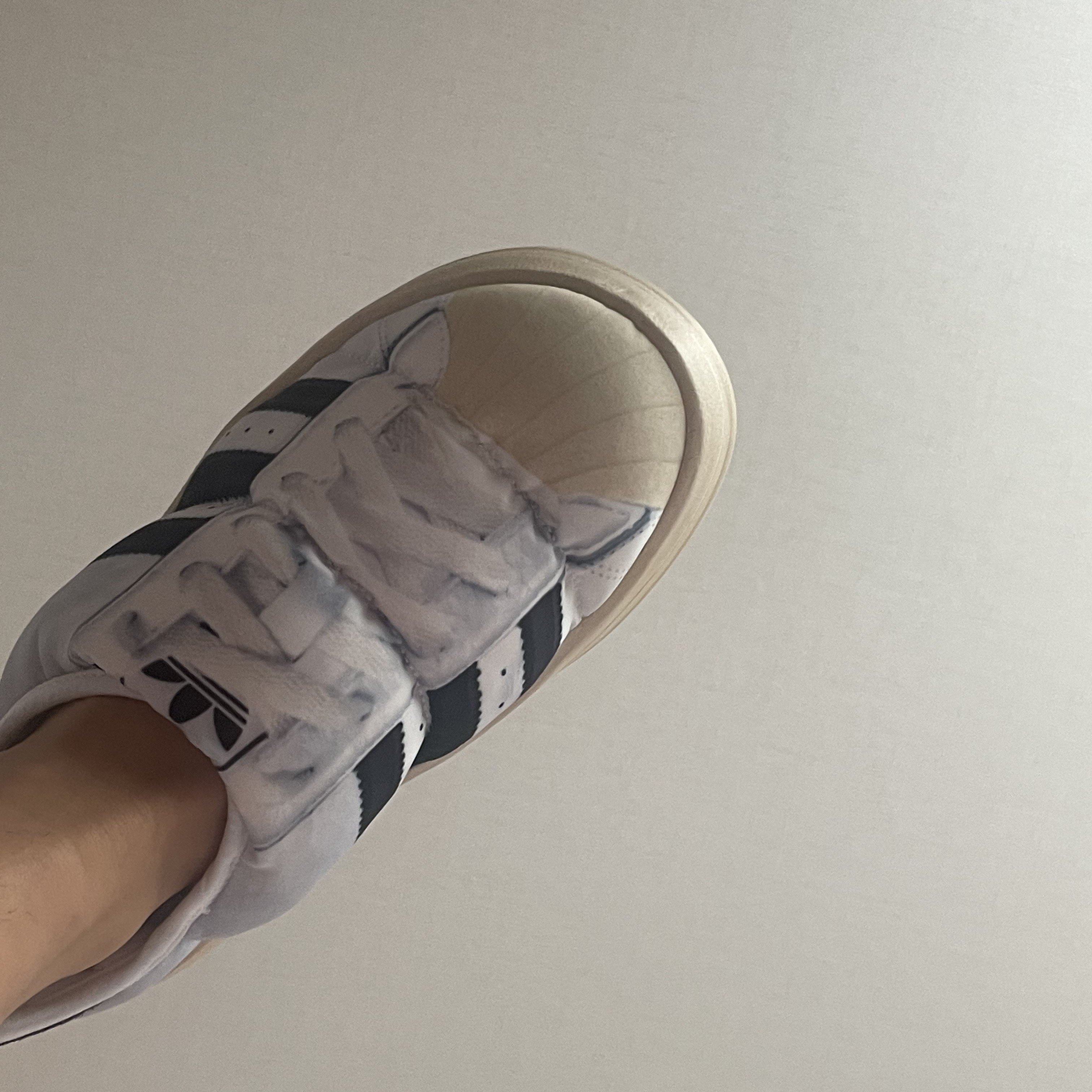 Adidas Puffylette Superstar Cloud White 착용 스타일