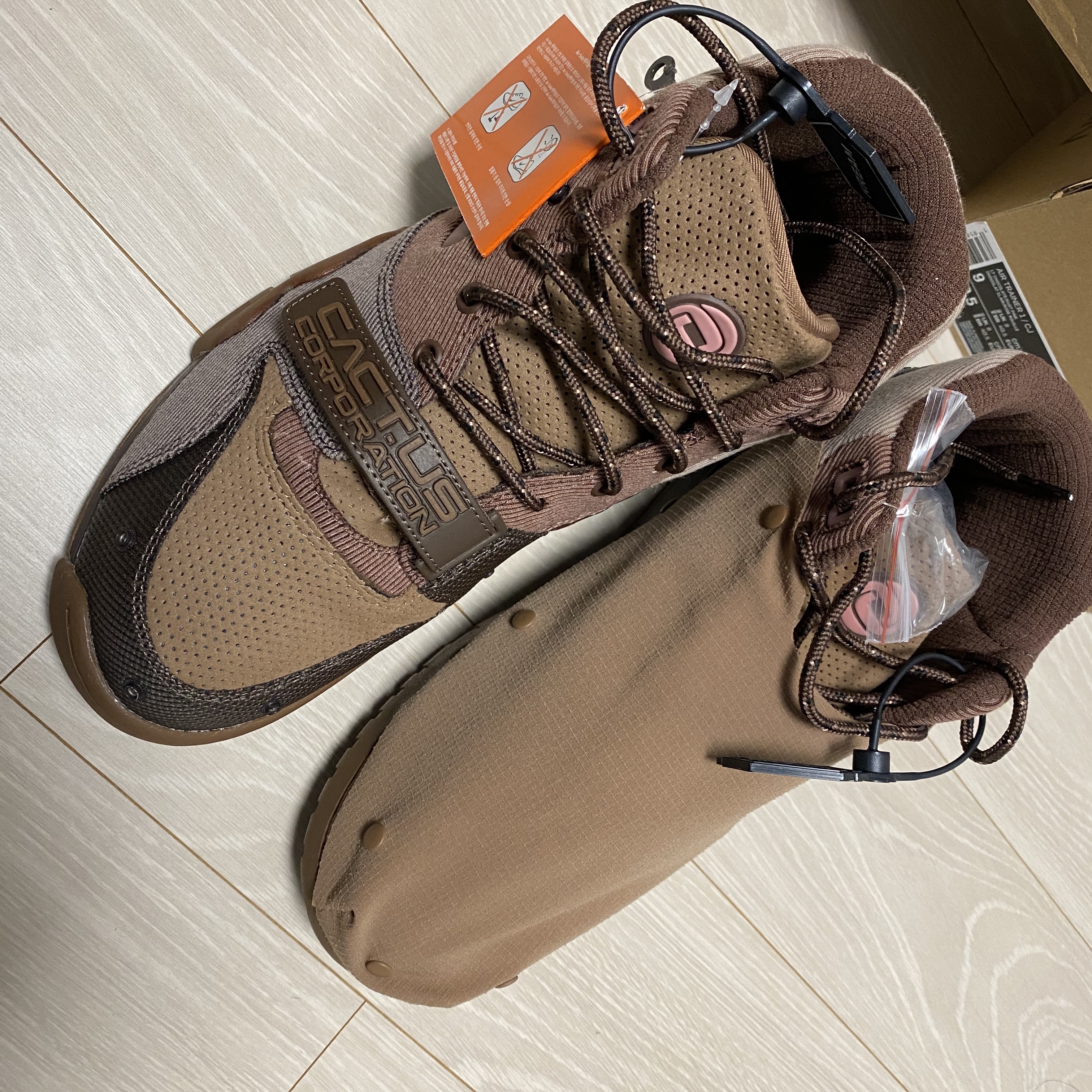 Nike x Travis Scott Air Trainer 1 Archaeo Brown and Rust Pink 착용 스타일