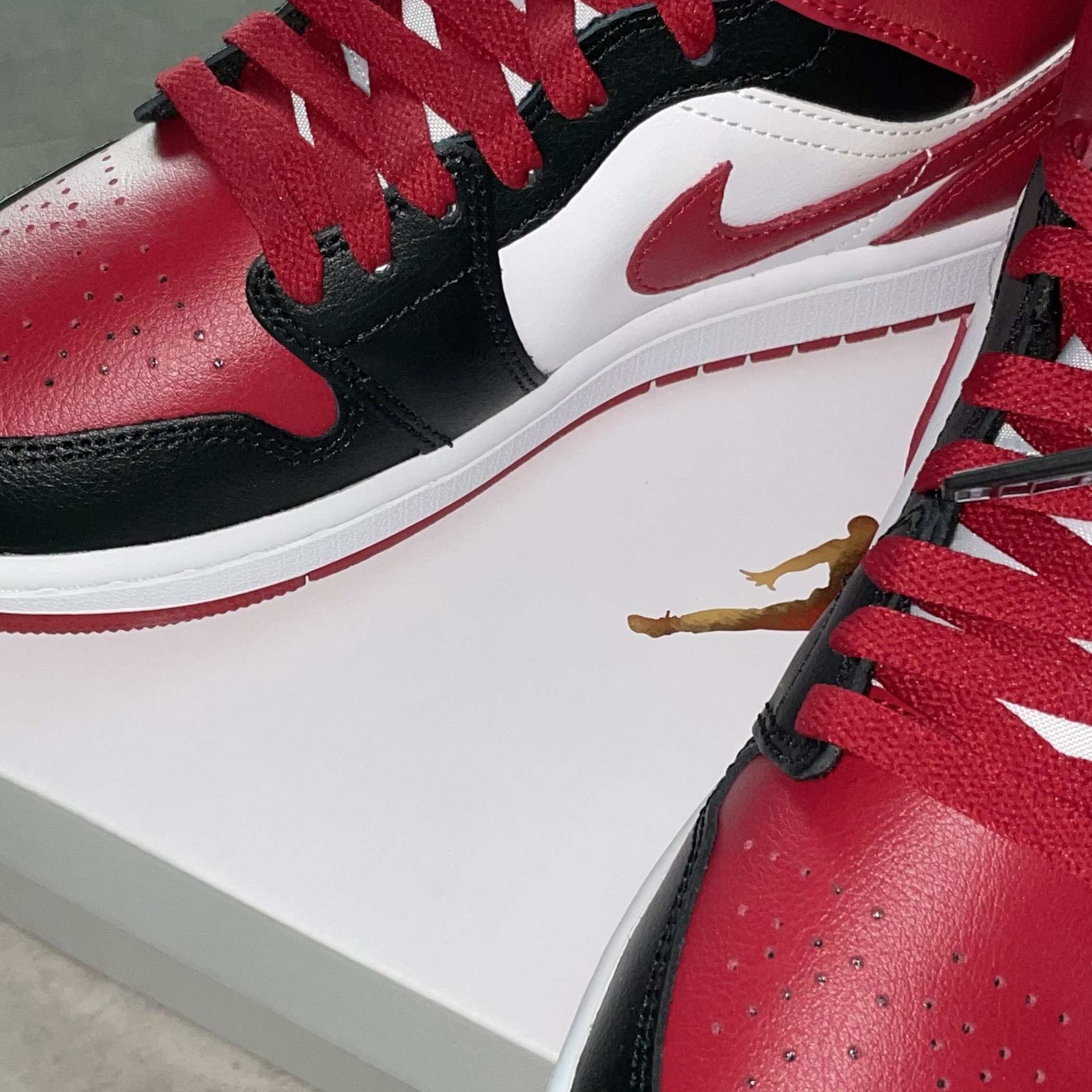 (W) Jordan 1 Mid Black and Gym Red 착용 스타일