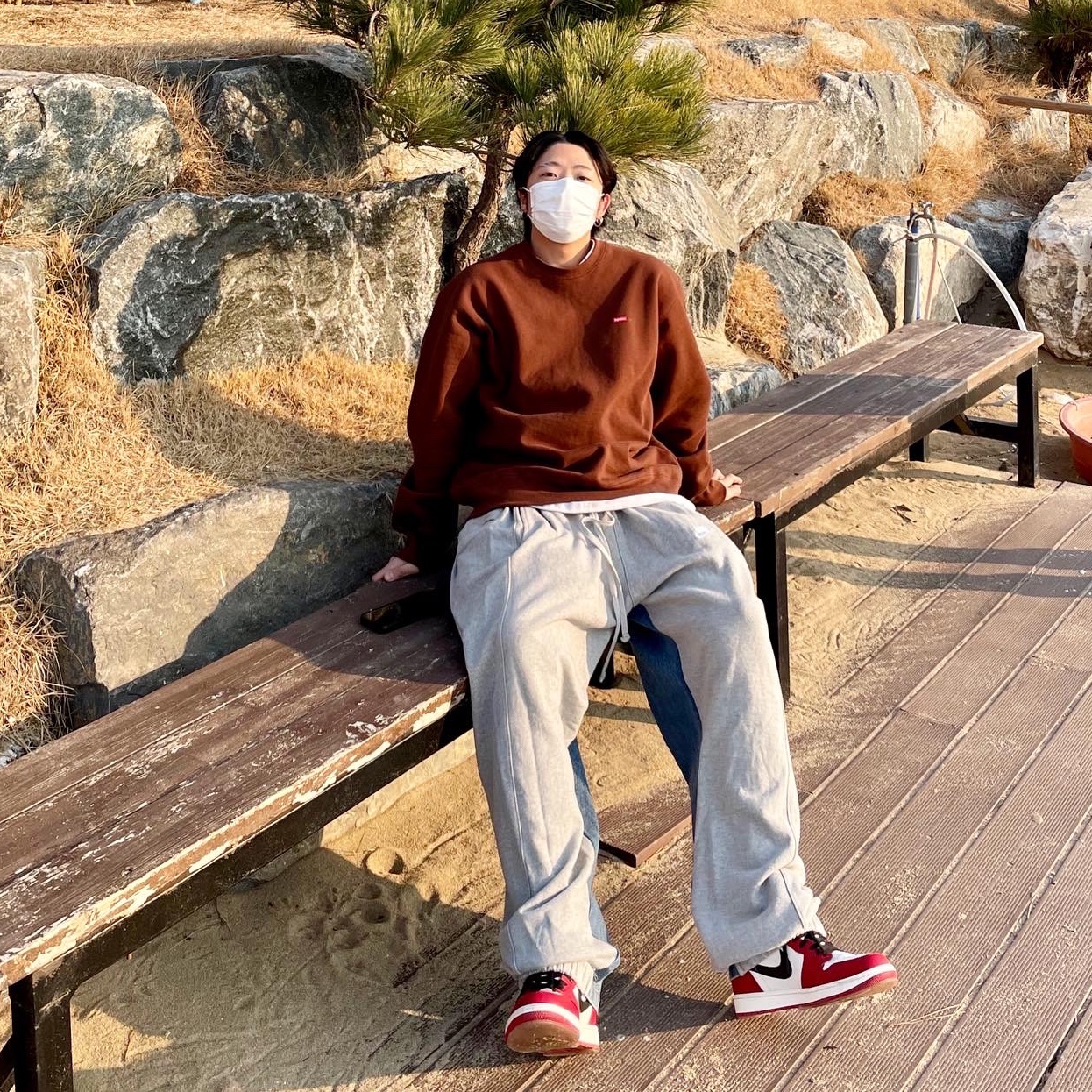 Supreme Small Box Crewneck Dark Brown - 22FW, Jordan 1 Retro High OG Chicago 2022 착용 스타일 - 2
