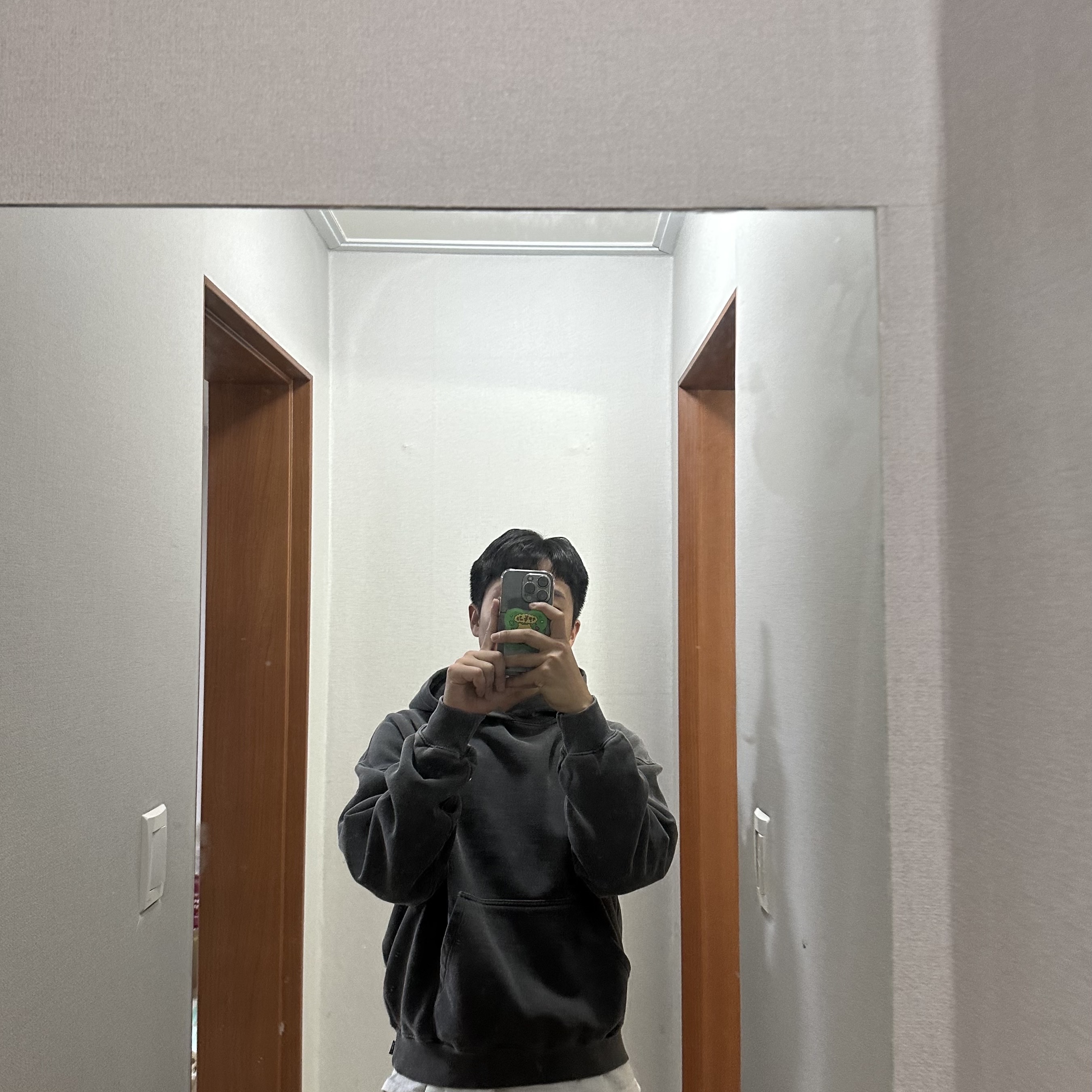IAB Studio Pigment Hoodie & Sack Black 착용 스타일