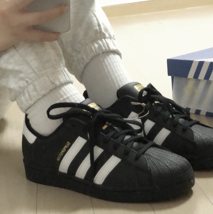 Adidas Superstar Core Black White 착용 스타일