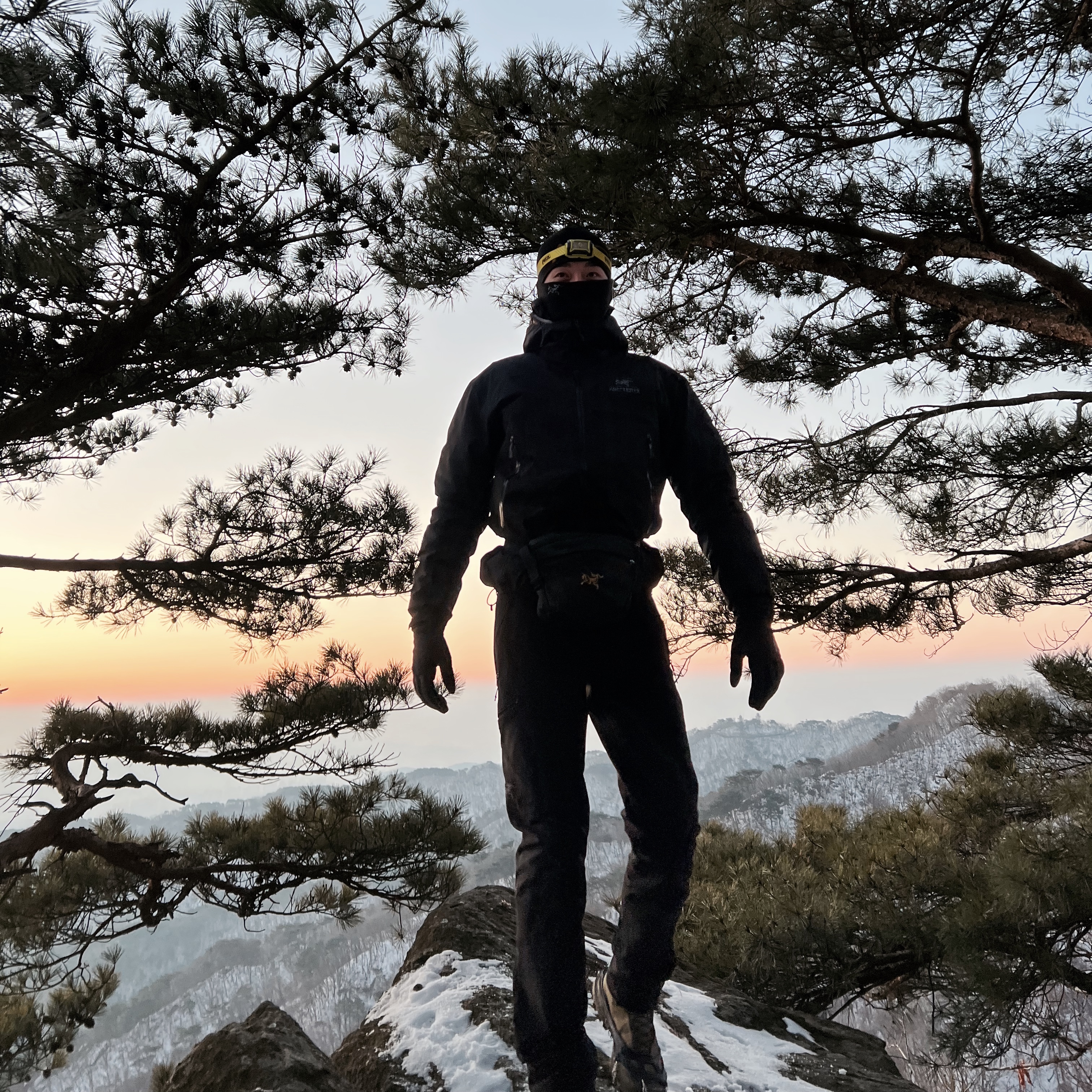 Arc'teryx Beta LT Jacket Black, Arc'teryx Mantis 2 Waistpack 24K Black 착용 스타일