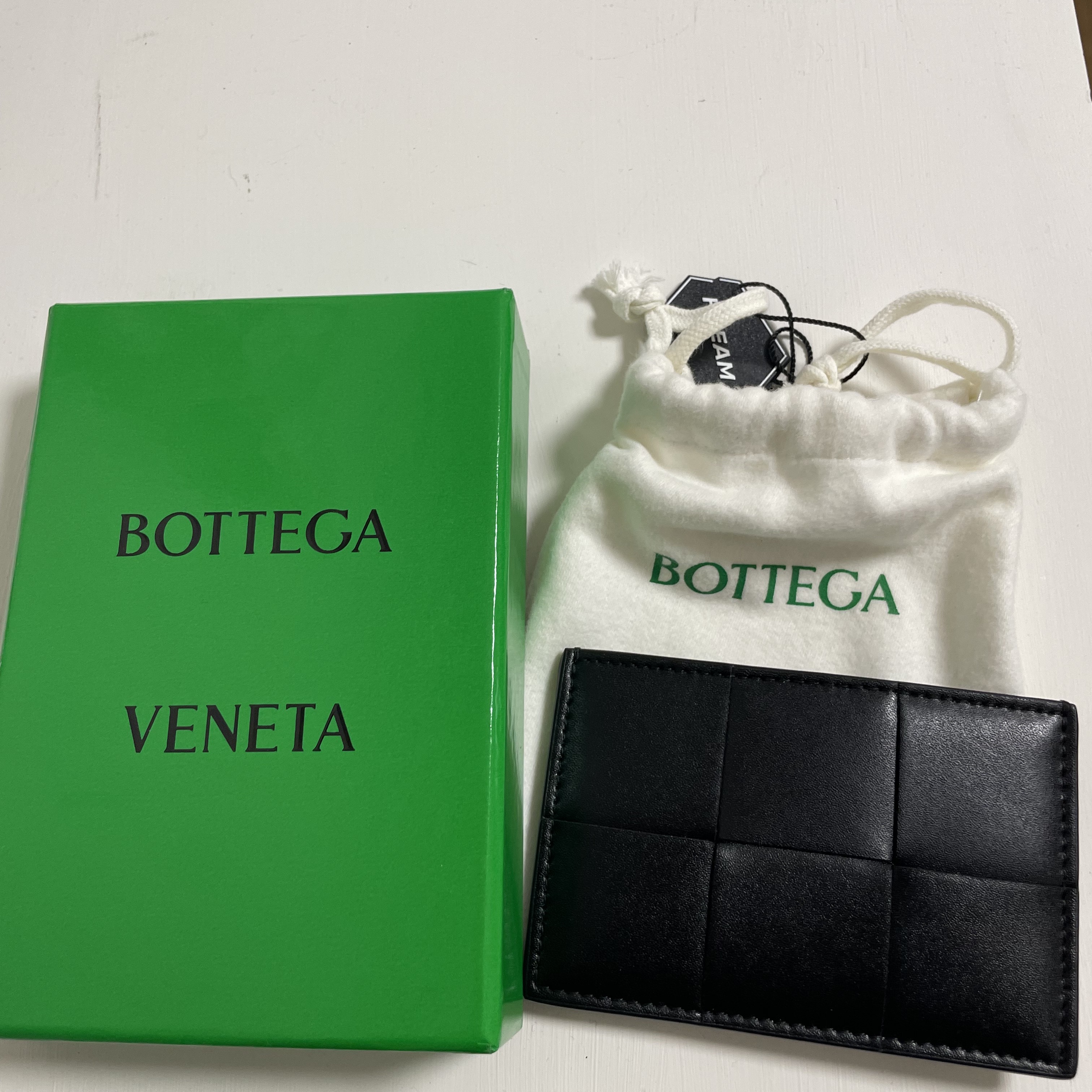 Bottega Veneta Credit Card Case Calfskin Black 착용 스타일