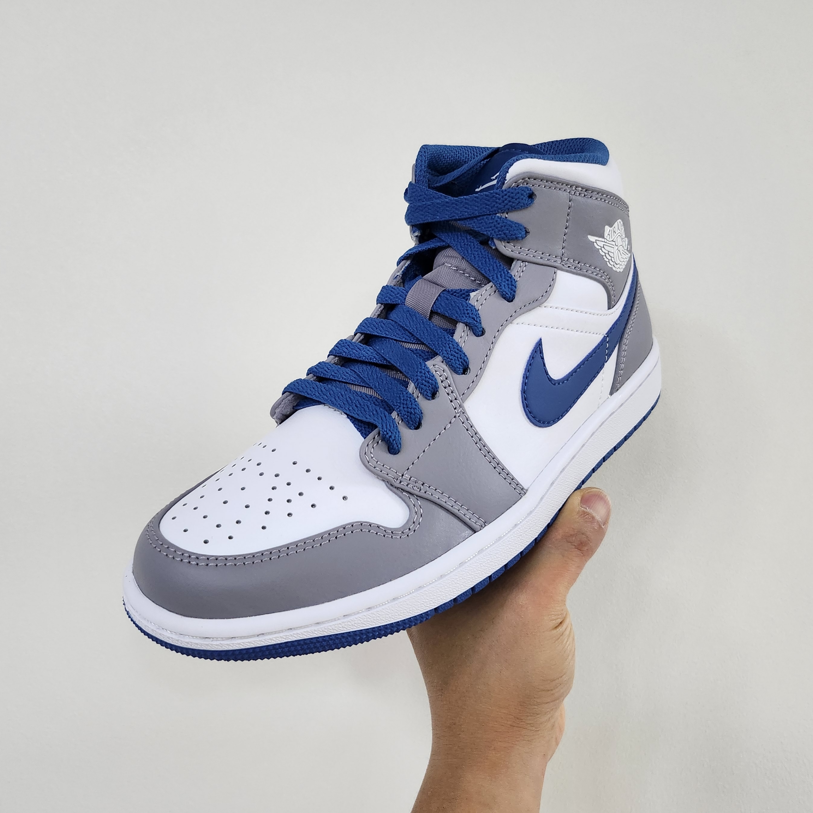 Jordan 1 Mid Cement Grey True Blue 착용 스타일 - 1