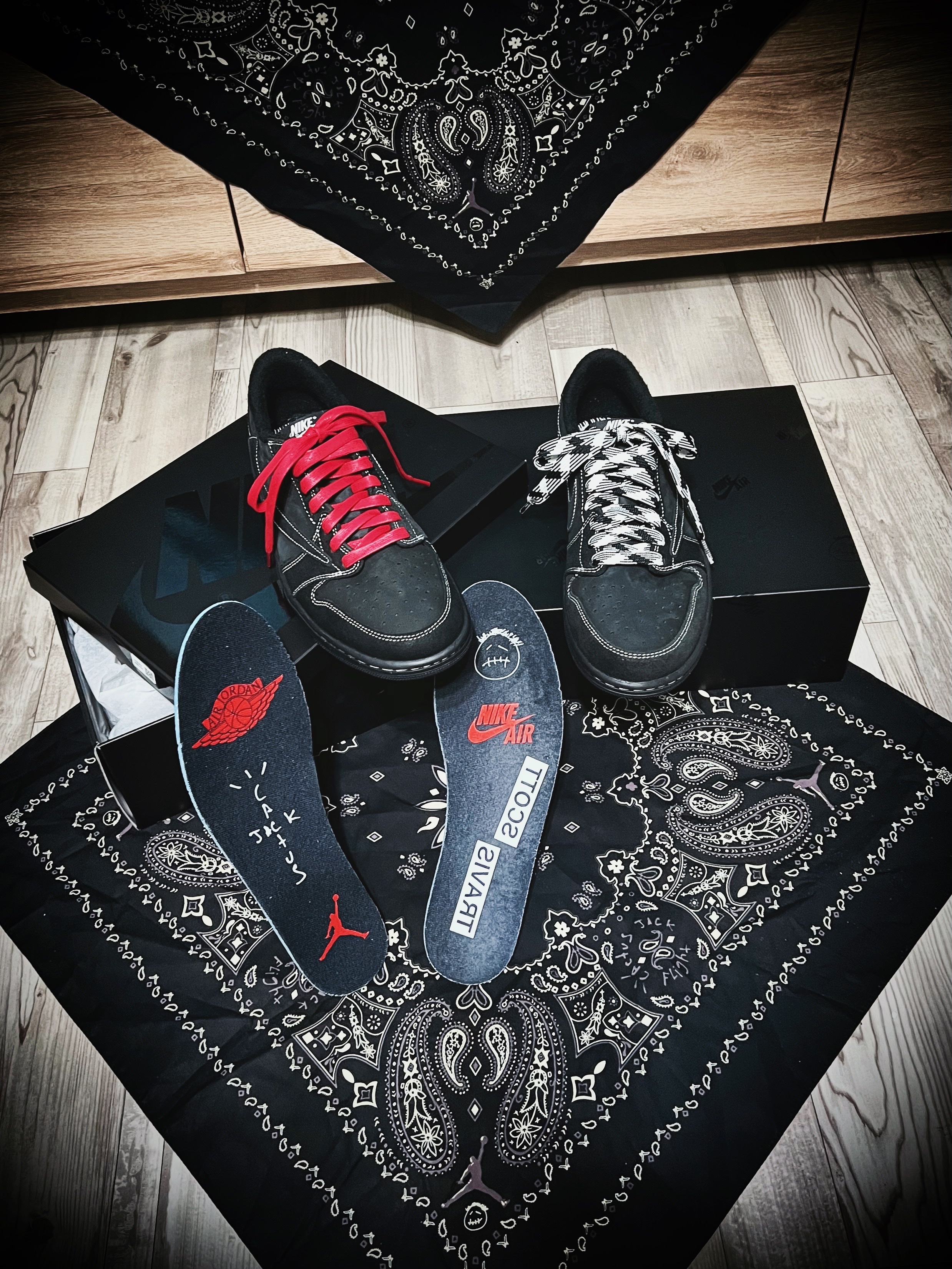 Jordan 1 x Travis Scott Retro Low OG SP Black Phantom 착용 스타일 - 2