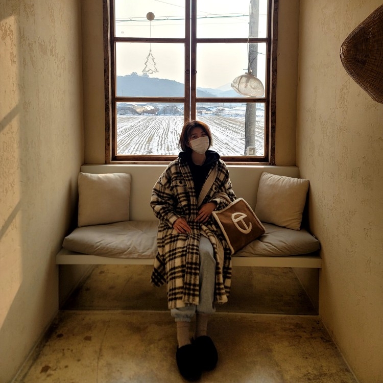 Telfar x UGG Medium Shopping Bag Chestnut, (W) Isabel Marant Fontizi Checked Coat Ecru - 22FW 착용 스타일