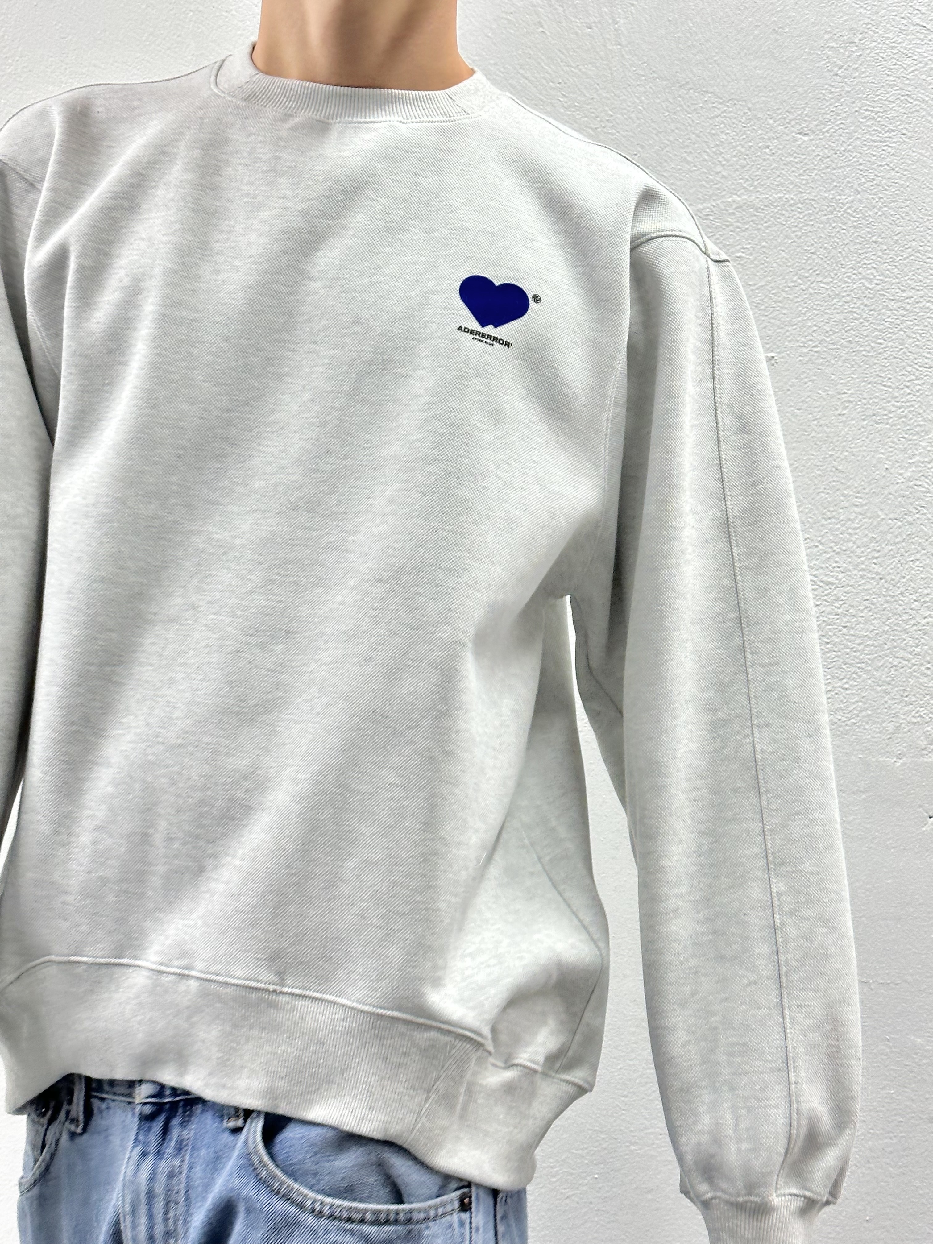 Ader Error Twin Heart Logo Sweatshirt Oatmeal 착용 스타일