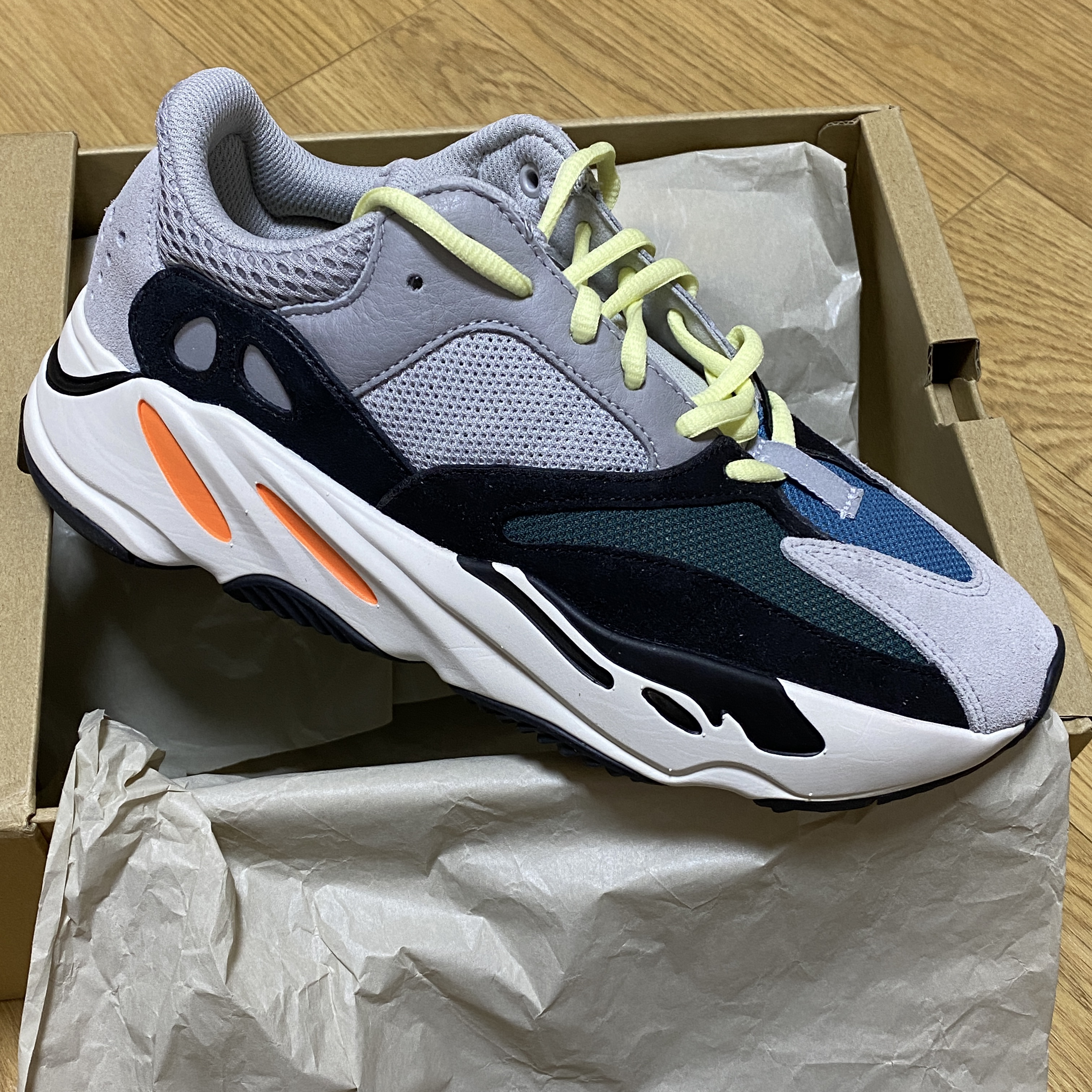 Adidas Yeezy Boost 700 Wave Runner Solid Grey 2017/2019 착용 스타일