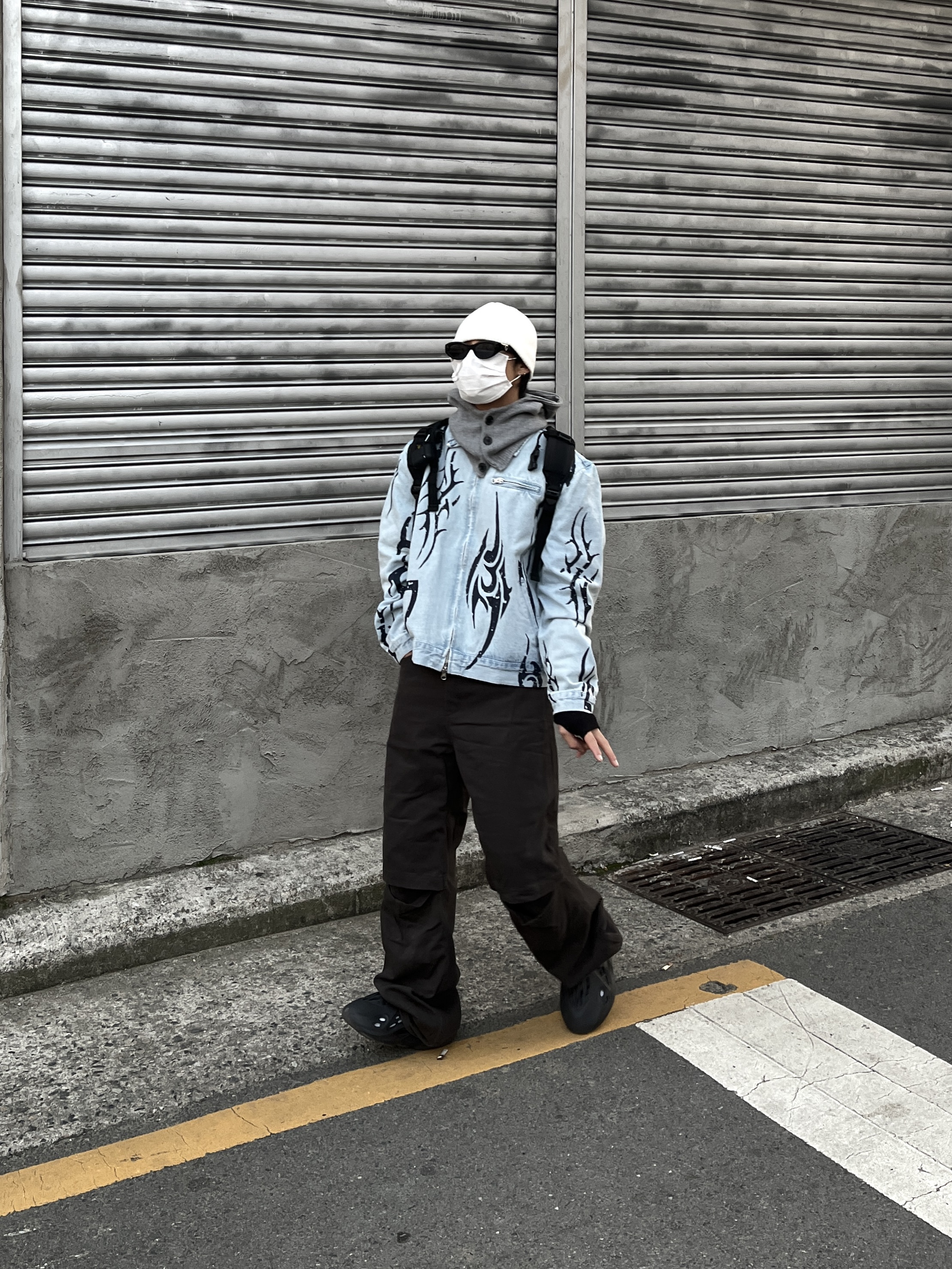 Adidas Yeezy Foam RNNR Onyx 착용 스타일 - 1