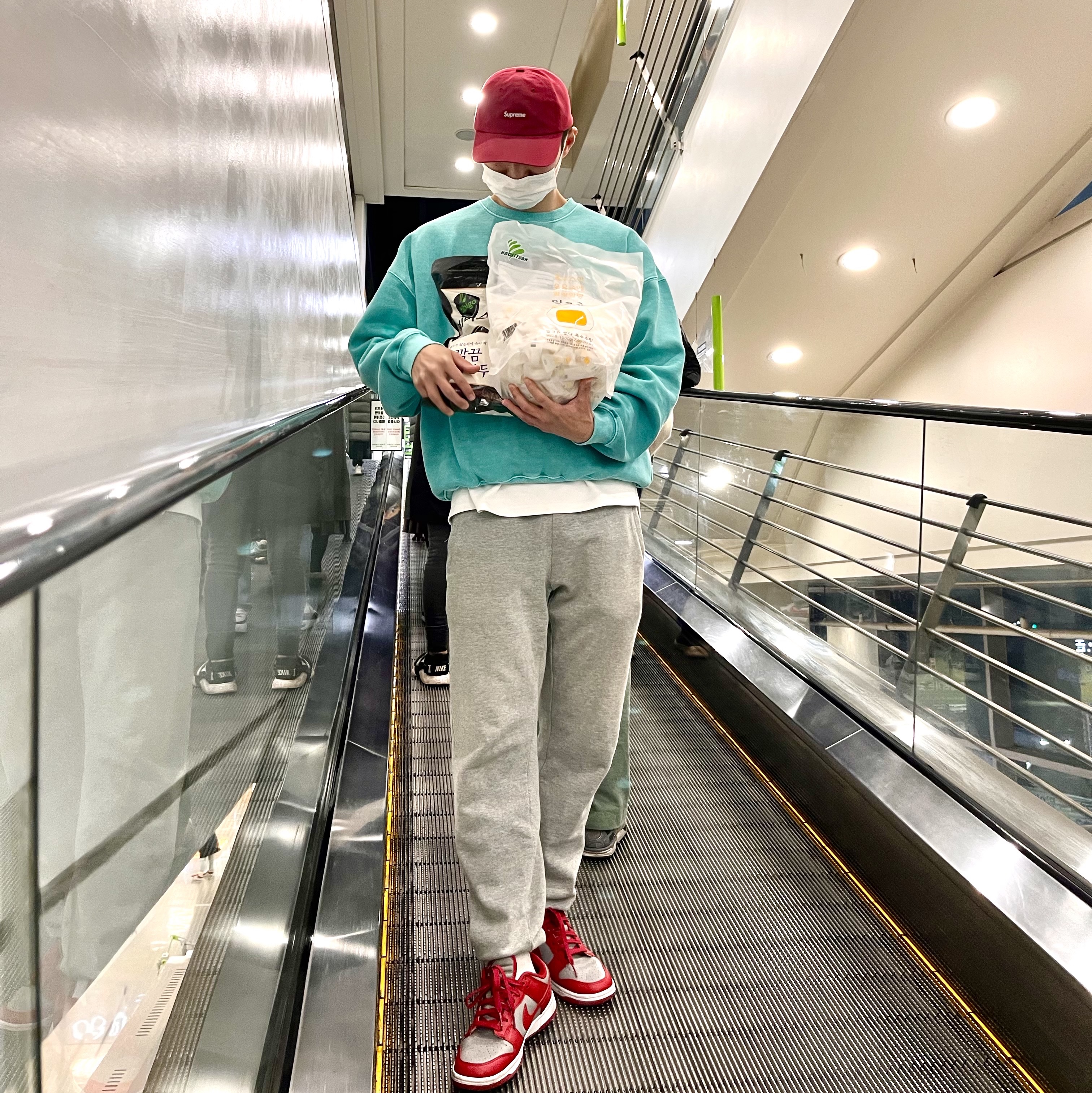 IAB Studio Pigment Sweatshirt & Mini Bag Jade 착용 스타일