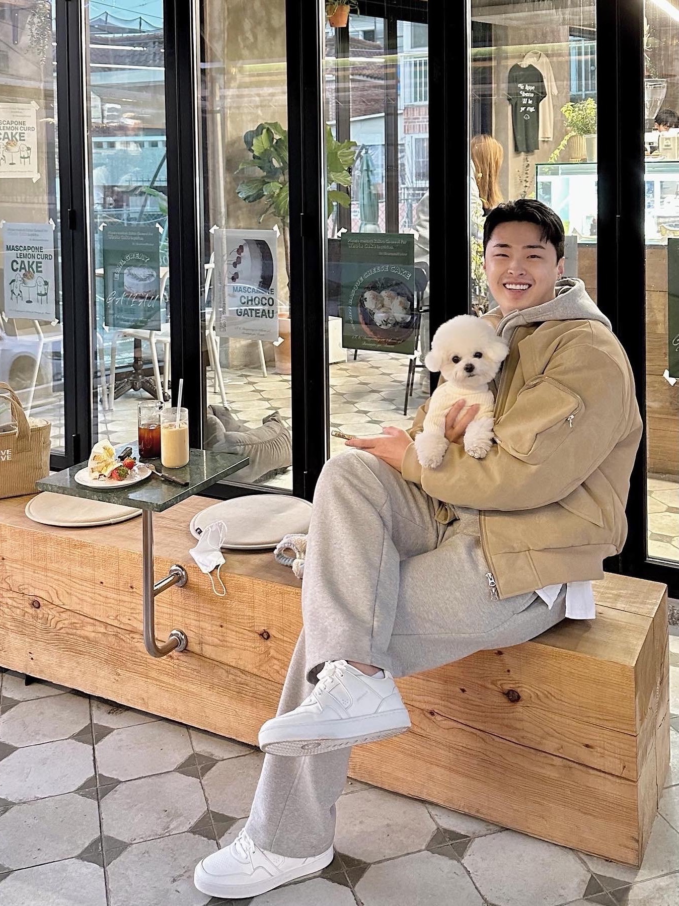 Celine CT-04 Trainer Low Lace-Up Sneakers in Calfskin Optic White 착용 스타일 - 1