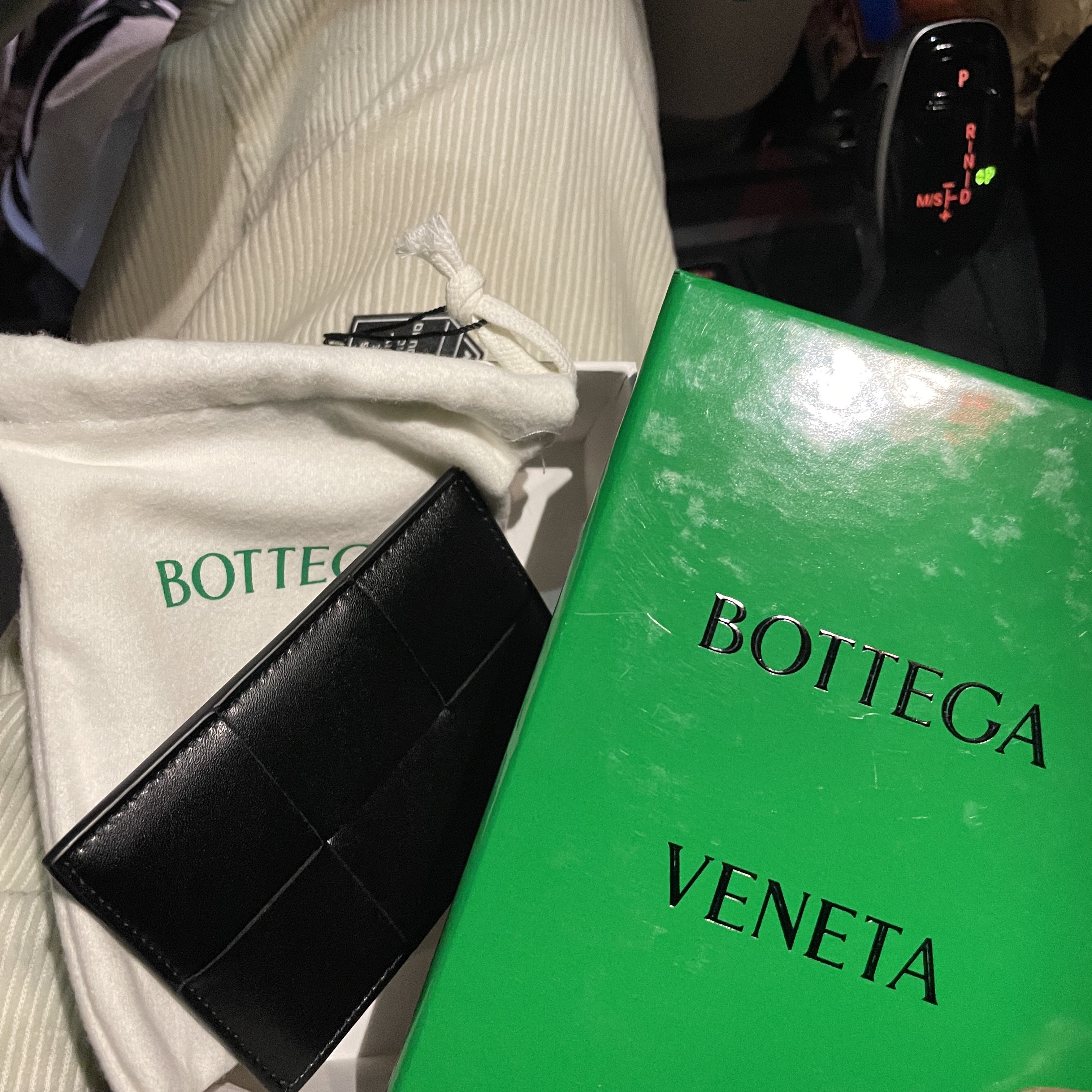 Bottega Veneta Credit Card Case Calfskin Black 착용 스타일