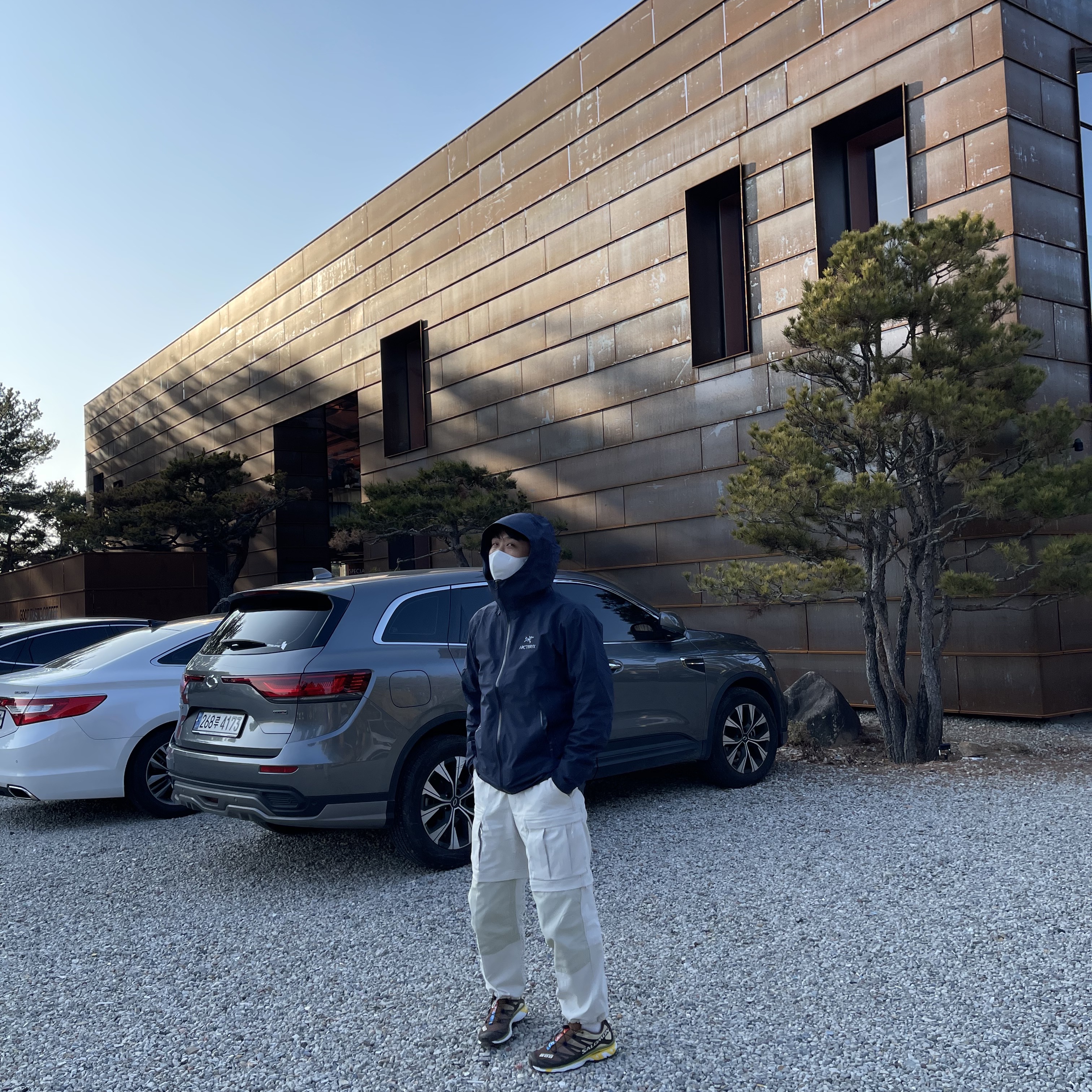 Arc'teryx Beta LT Jacket Black Sapphire, Nike ACG Smith Summit Cargo Pants Light Bone - Asia 착용 스타일