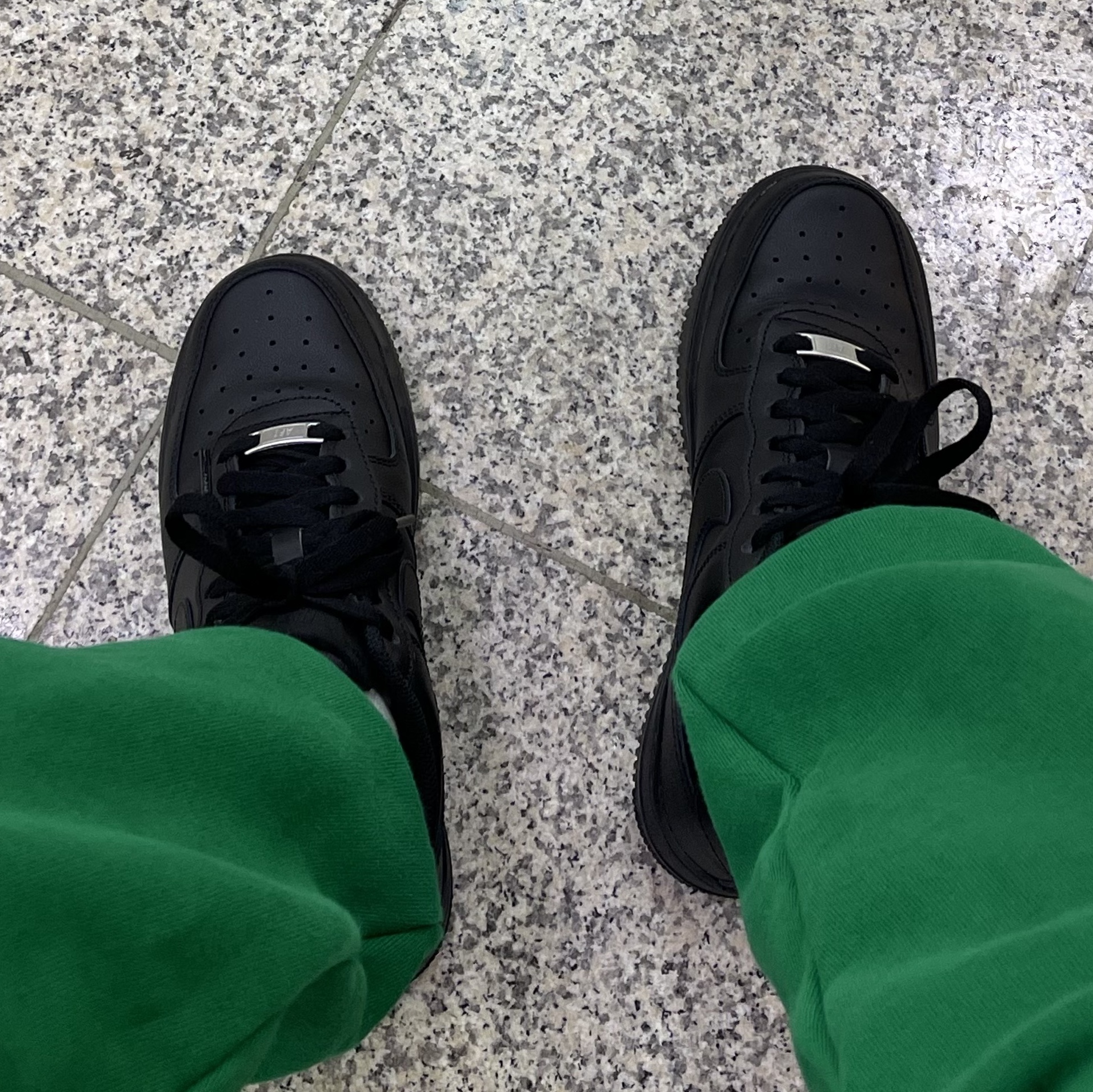 Nike Air Force 1 '07 Low Triple Black 착용 스타일 - 2