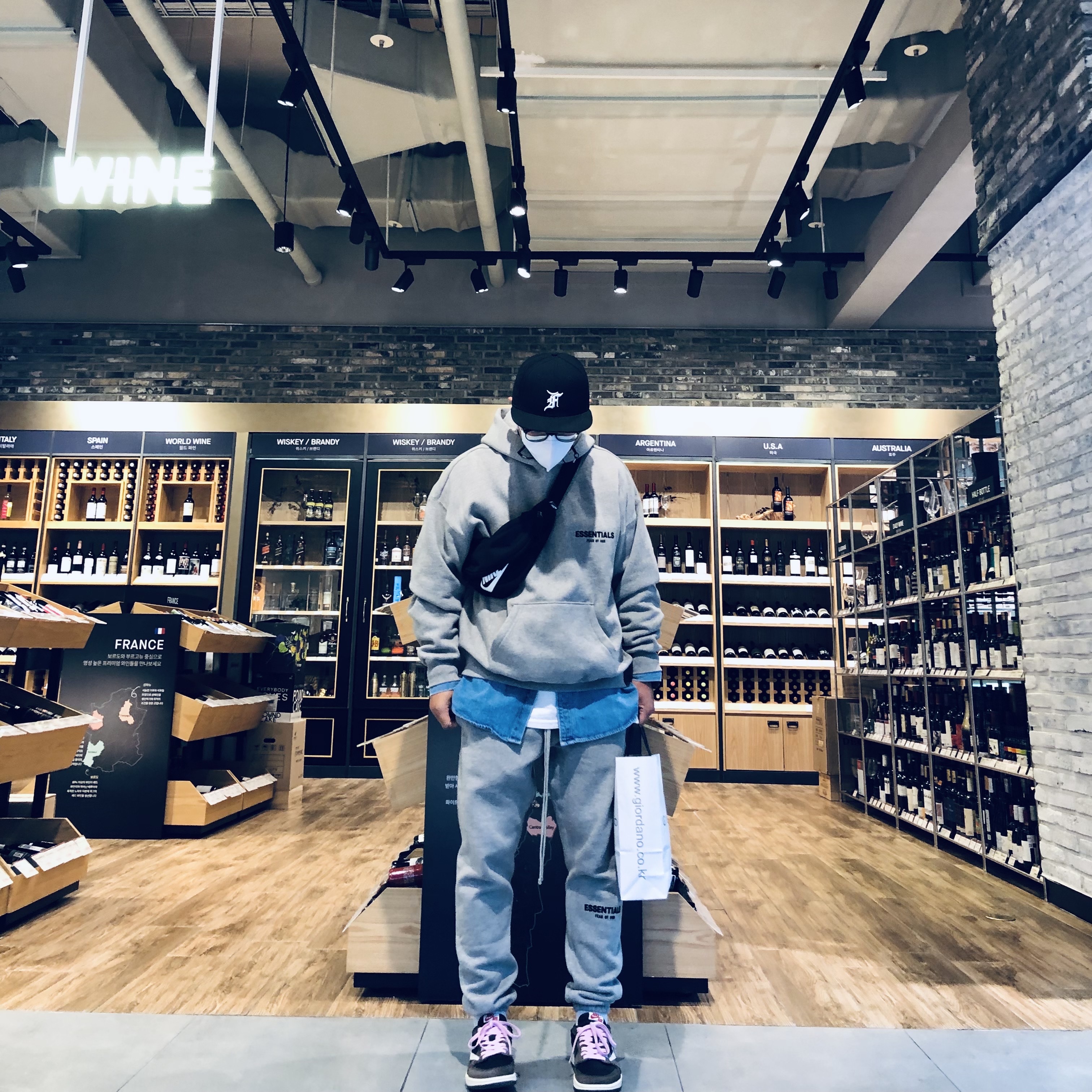 Jordan 1 x Travis Scott Retro Low OG SP Mocha, Essentials The Core Collection Hoodie Dark Oatmeal 착용 스타일 - 2