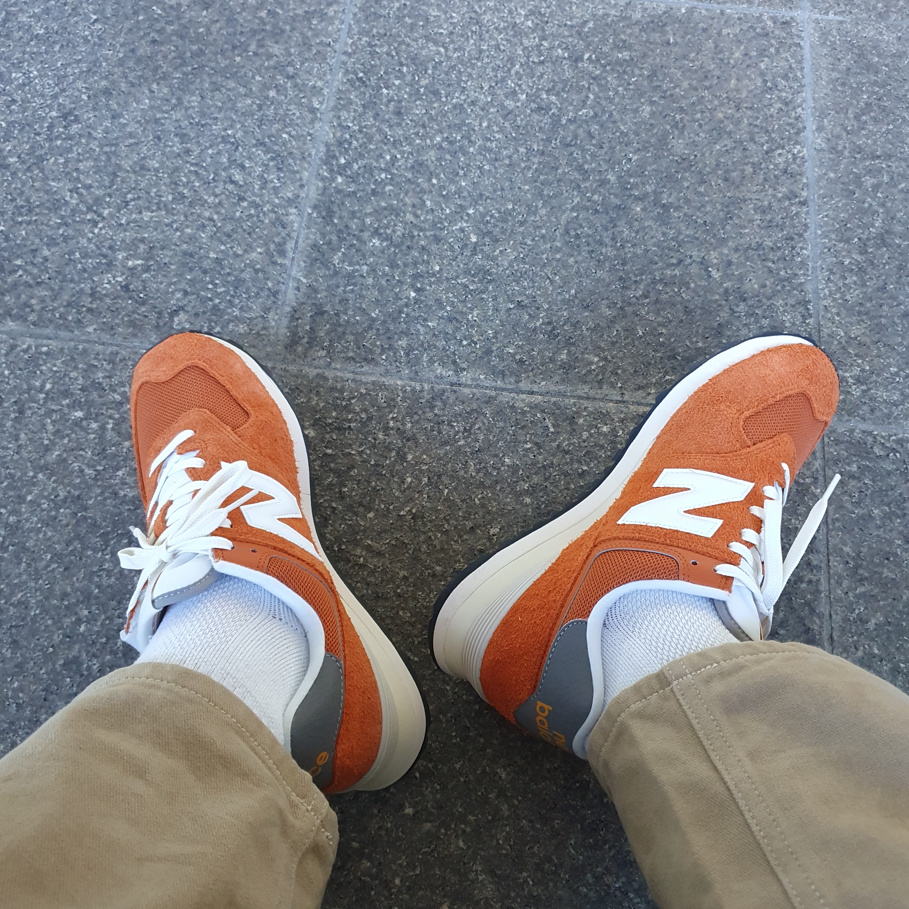 New Balance 574 Heritage Orange Burst White 착용 스타일 - 1