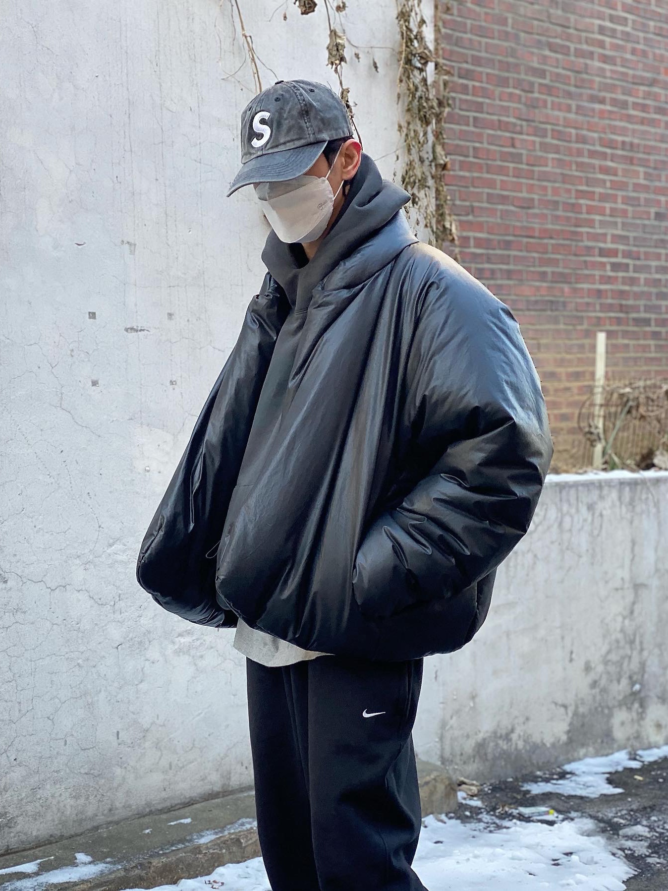 Yeezy Gap Round Jacket Black, Yeezy Gap Engineered By Balenciaga Dove Hoodie Black 착용 스타일 - 4