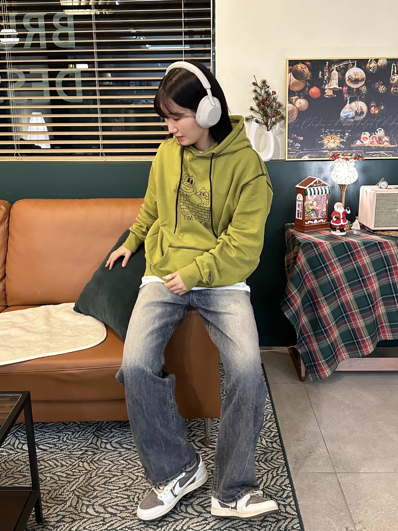 Sony WH-1000XM5 Silver (Korean Ver.), Jordan 1 x Travis Scott Retro Low OG SP Sail and Ridgerock 착용 스타일 - 3