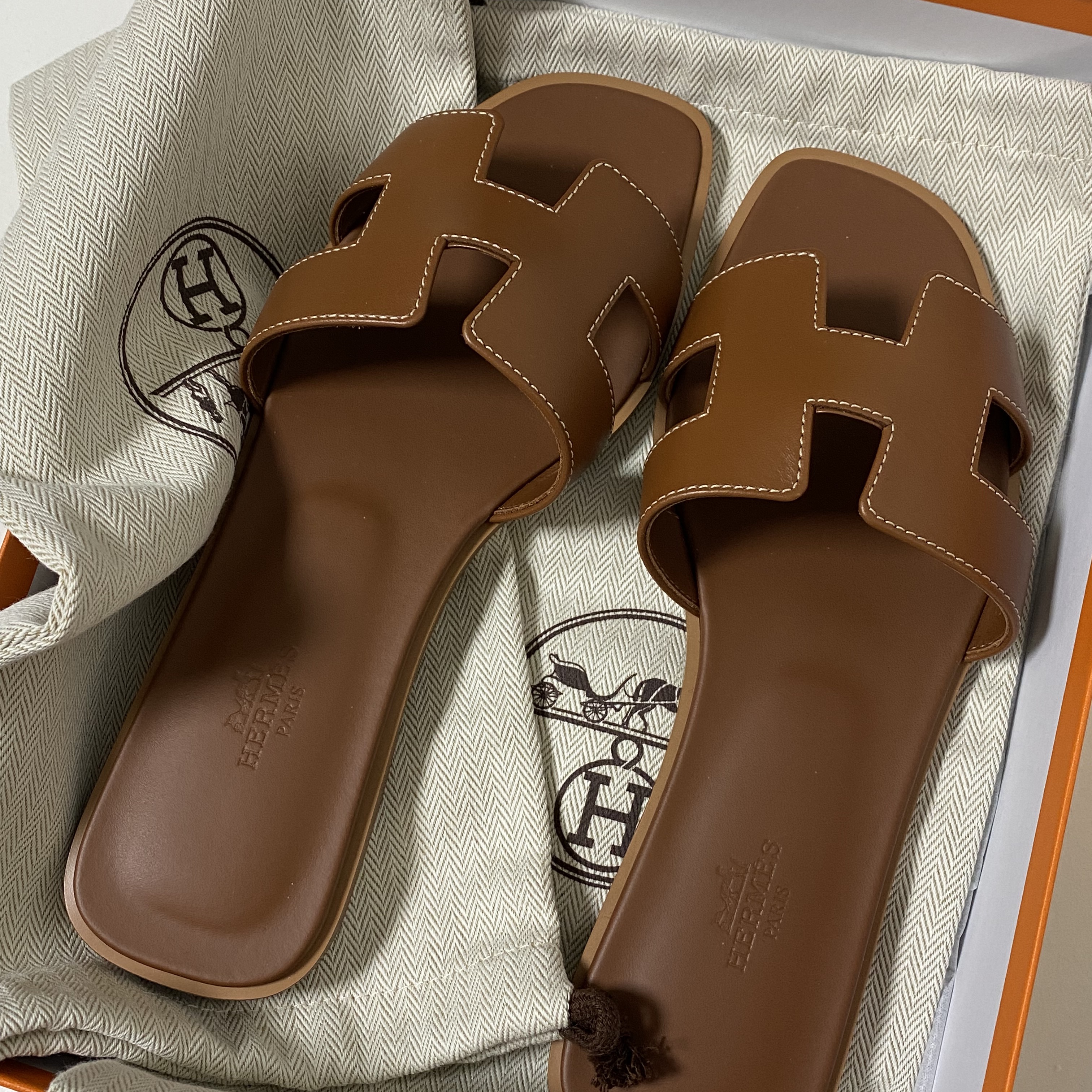 (W) Hermes Oran Sandal Calfskin & Gold Piqures Ecrues 착용 스타일