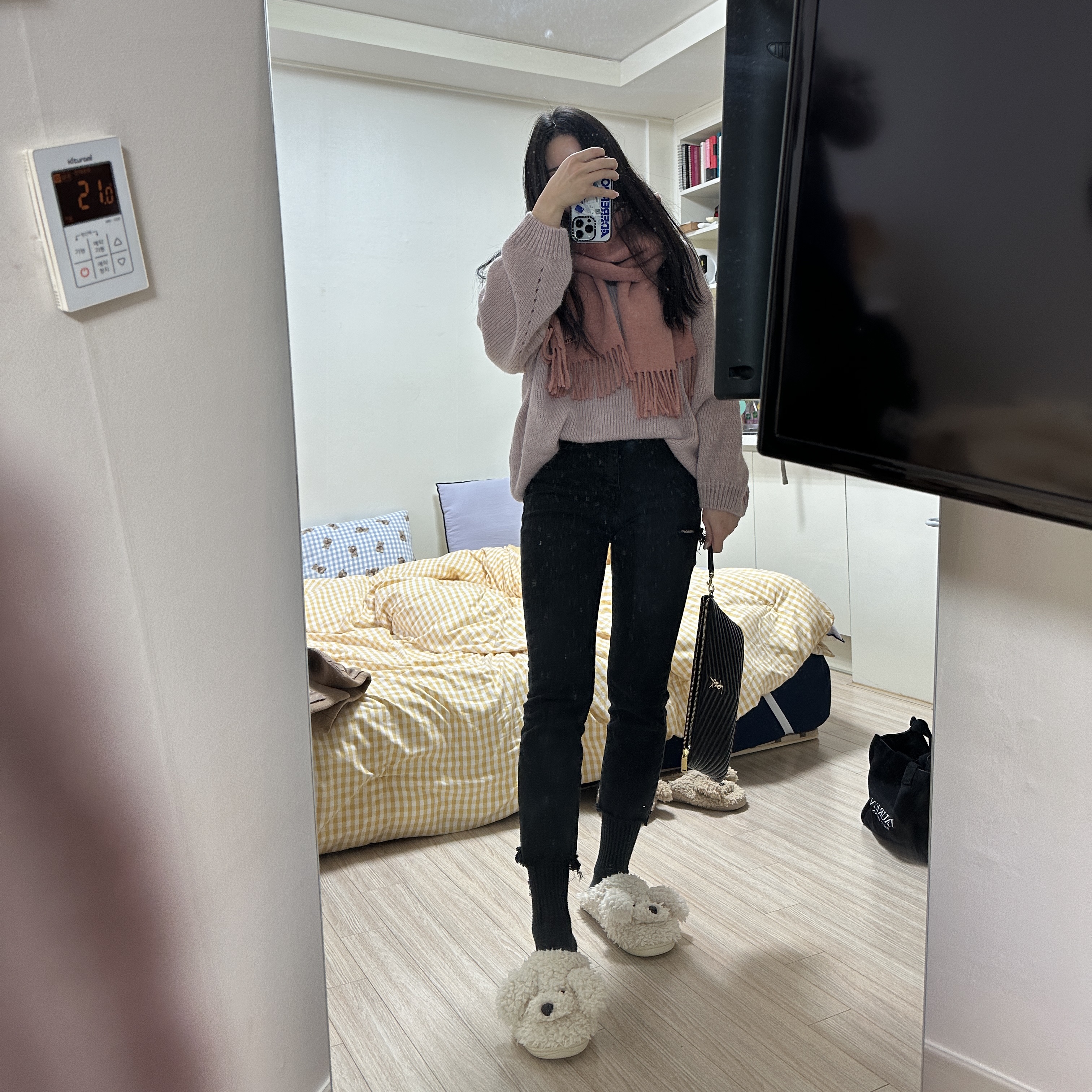 Acne Studios Narrow Wool Fringe Muffler Rose Melange, Saint Laurent Silver Monogram Cassandre Matelasse Tablet Pouch in Quilted Leather Black 착용 스타일