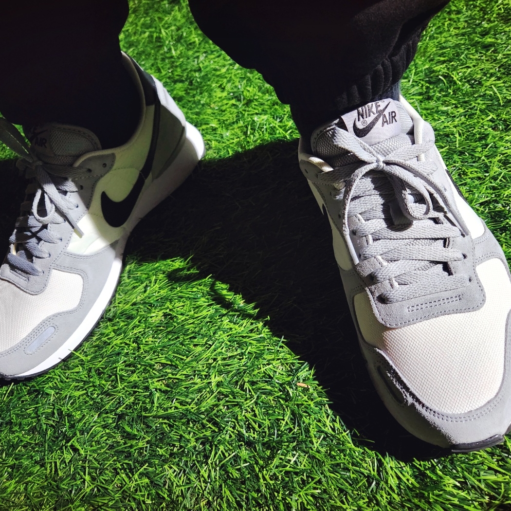 Nike Air Vortex Wolf Grey Black White 착용 스타일 - 1