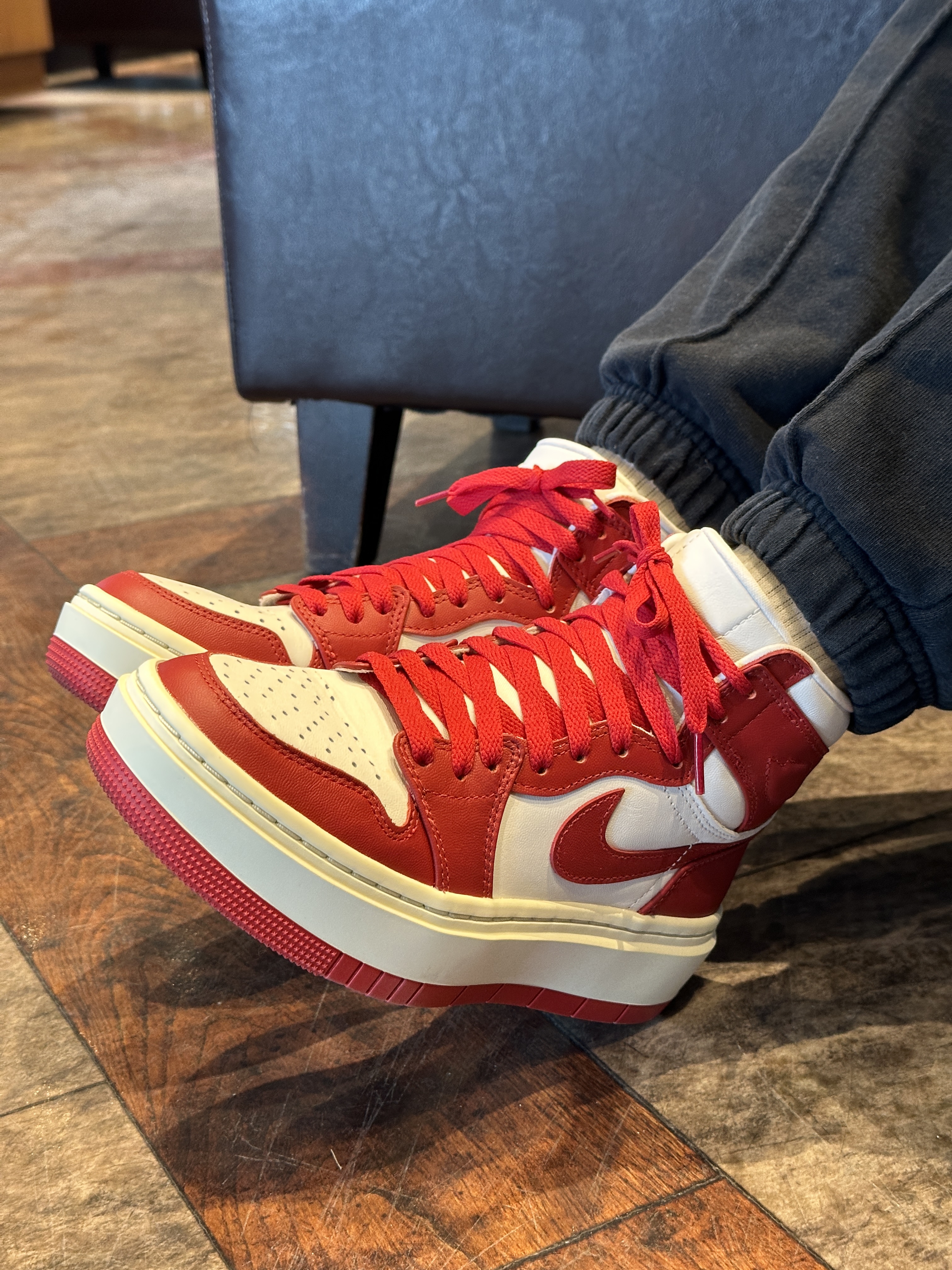 (W) Jordan 1 Elevate High Varsity Red 착용 스타일 - 1