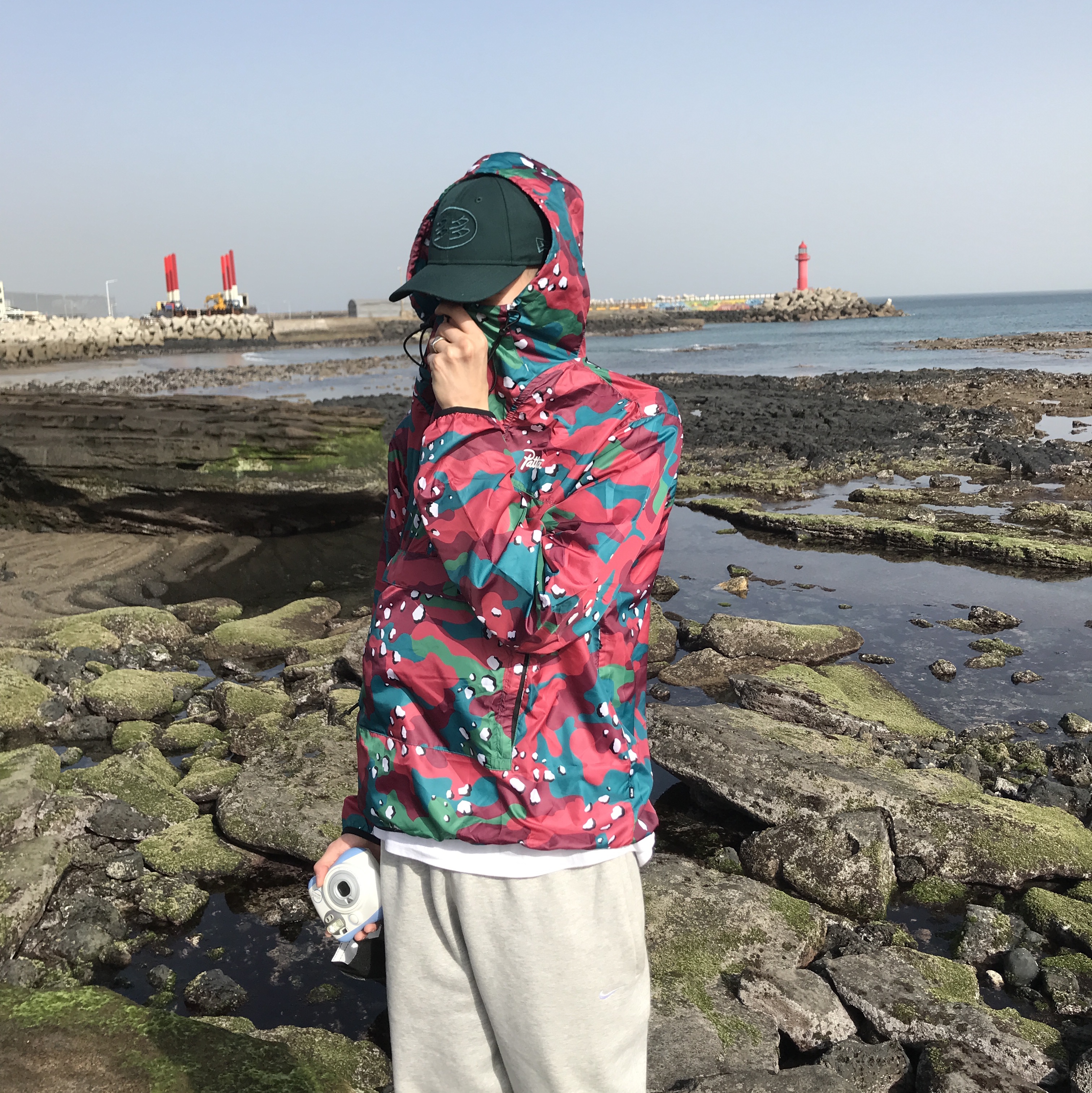 Nike NRG Solo Swoosh Fleece Pants Dark Grey Heather - US/EU, New Balance x Thisisneverthat 2002R White 착용 스타일 - 1