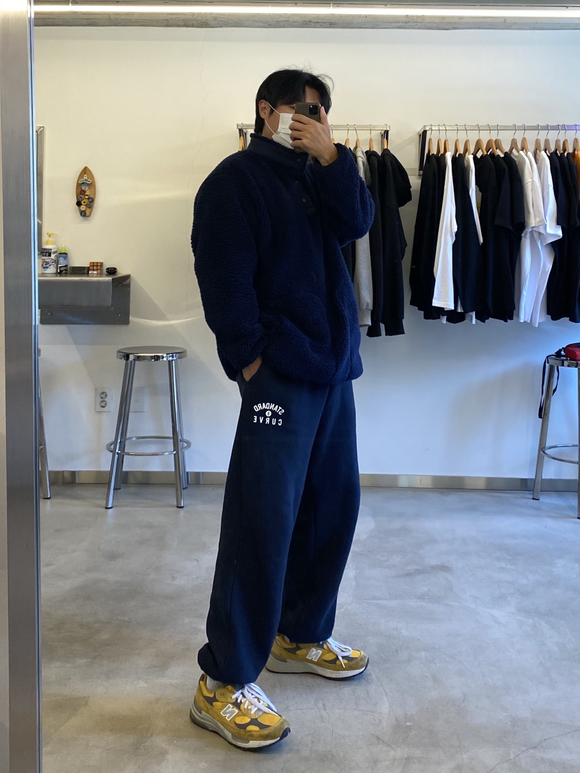 New Balance 992 Made in USA Gold Cream, Uniqlo x White Mountaineering WPJ Fleece OverSized Long Sleeve Pullover Navy 착용 스타일 - 1
