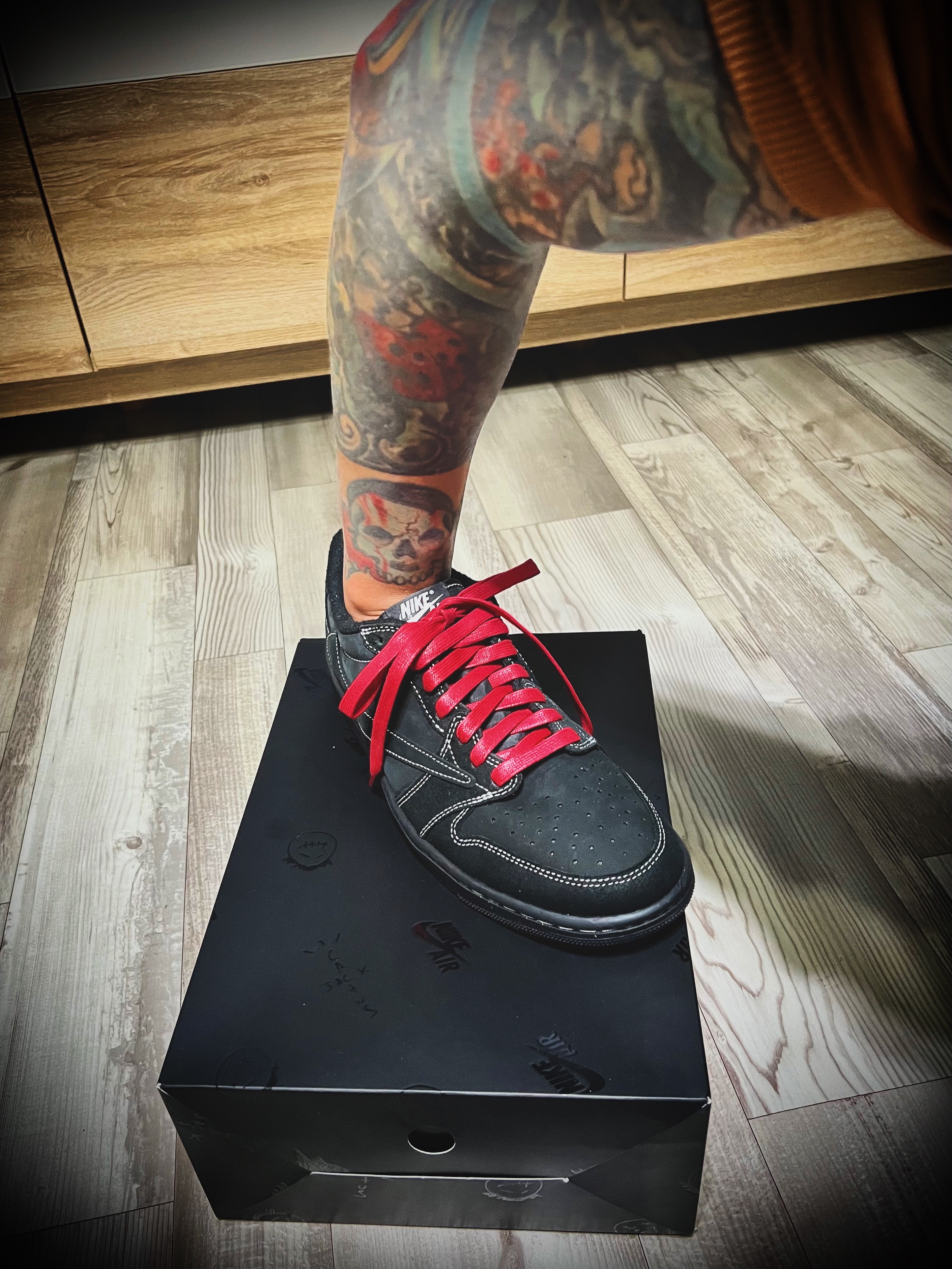 Jordan 1 x Travis Scott Retro Low OG SP Black Phantom 착용 스타일 - 3