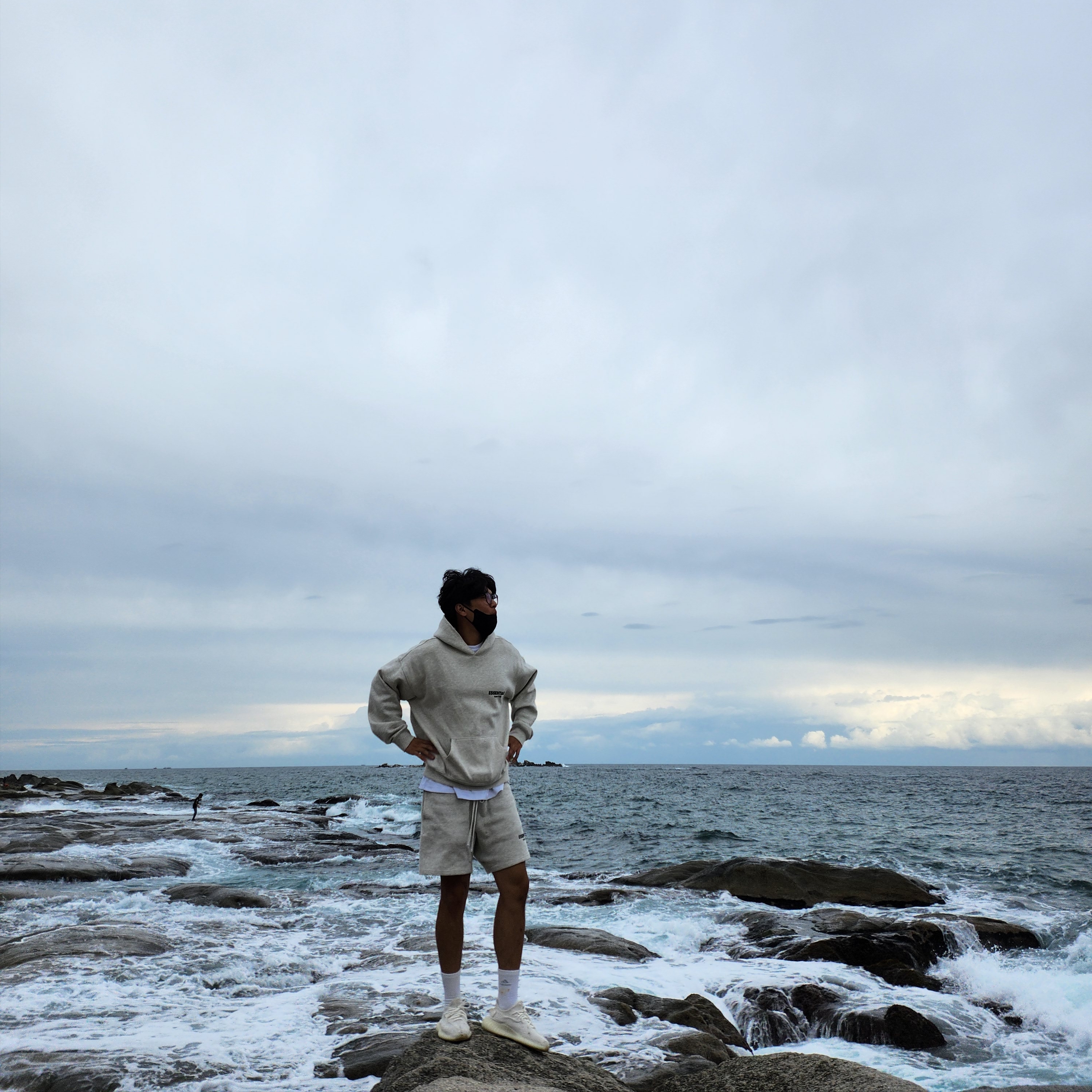 Essentials The Core Collection Sweatshorts Light Oatmeal, Adidas Yeezy Boost 350 V2 Bone 착용 스타일
