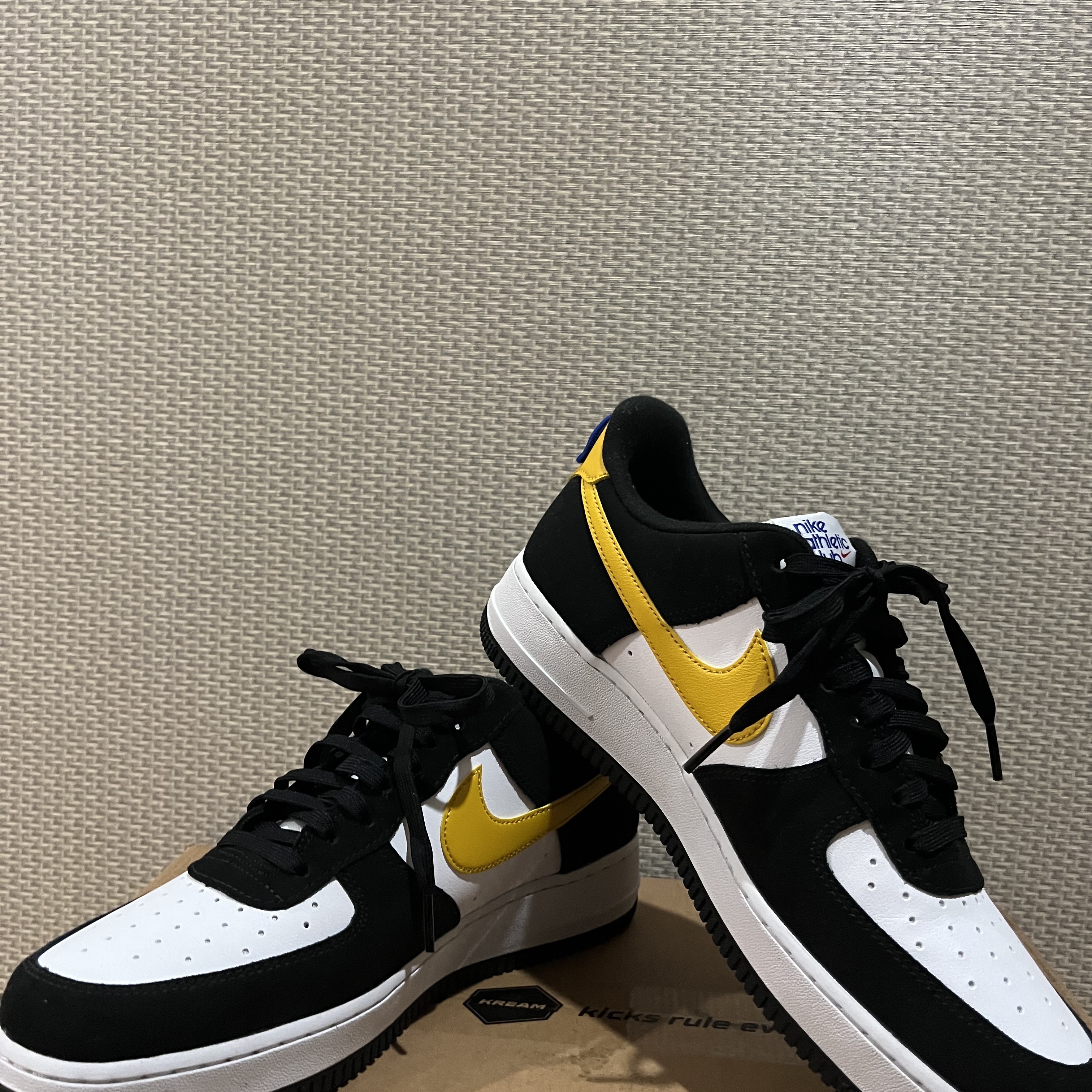 Nike Air Force 1 '07 LV8 Athletic Club Black Dark Sulfur 착용 스타일