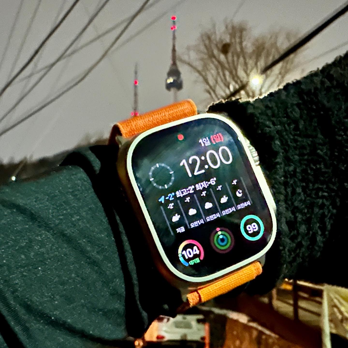 Nike Air Zoom Alphafly Next% Barely Volt, Apple Watch Ultra 49mm Titanium Case with M Alpine Loop Orange (Korean Ver.) 착용 스타일 - 5