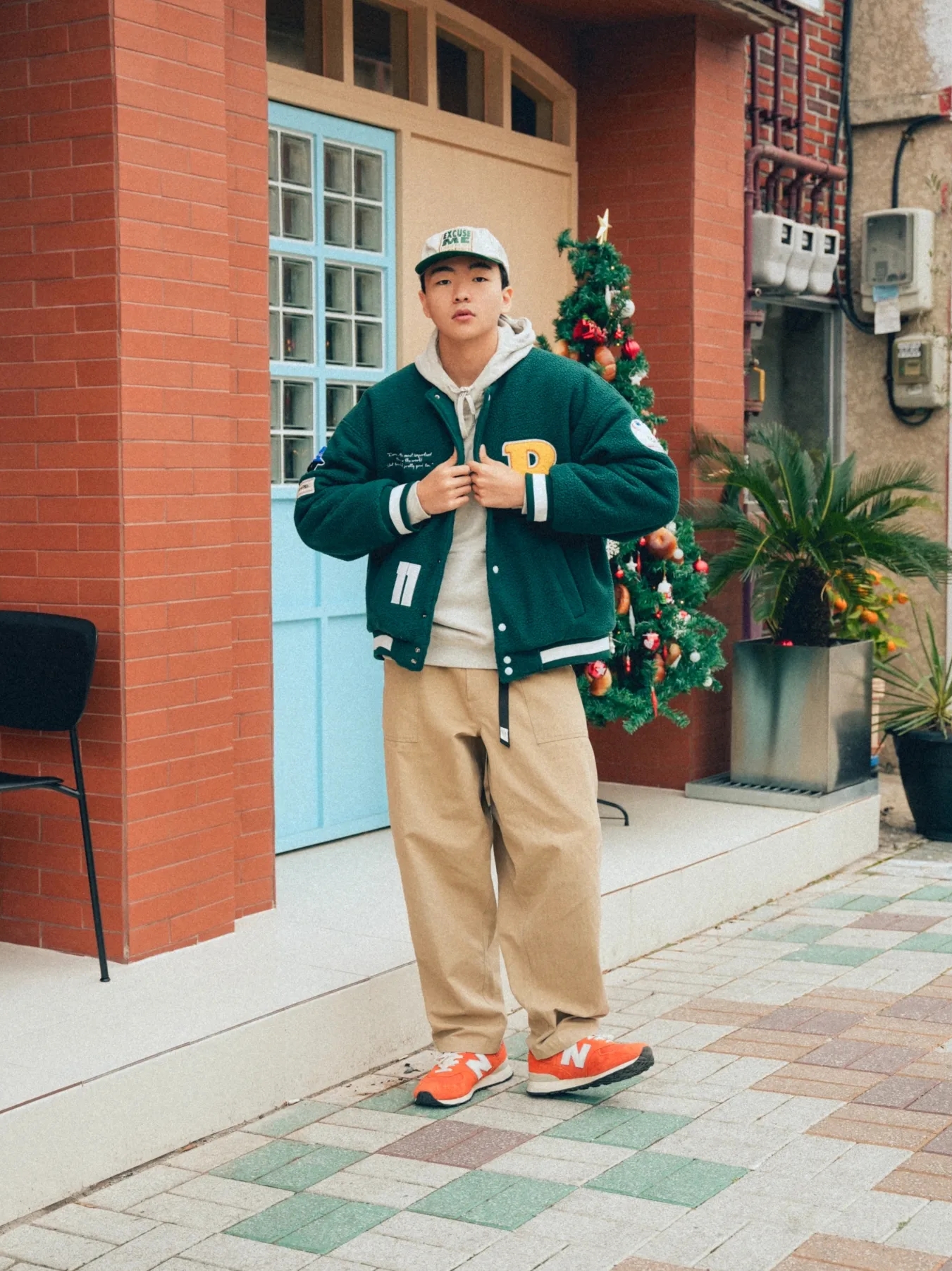 New Balance x Size? 574 College Pack Orange 착용 스타일 - 1