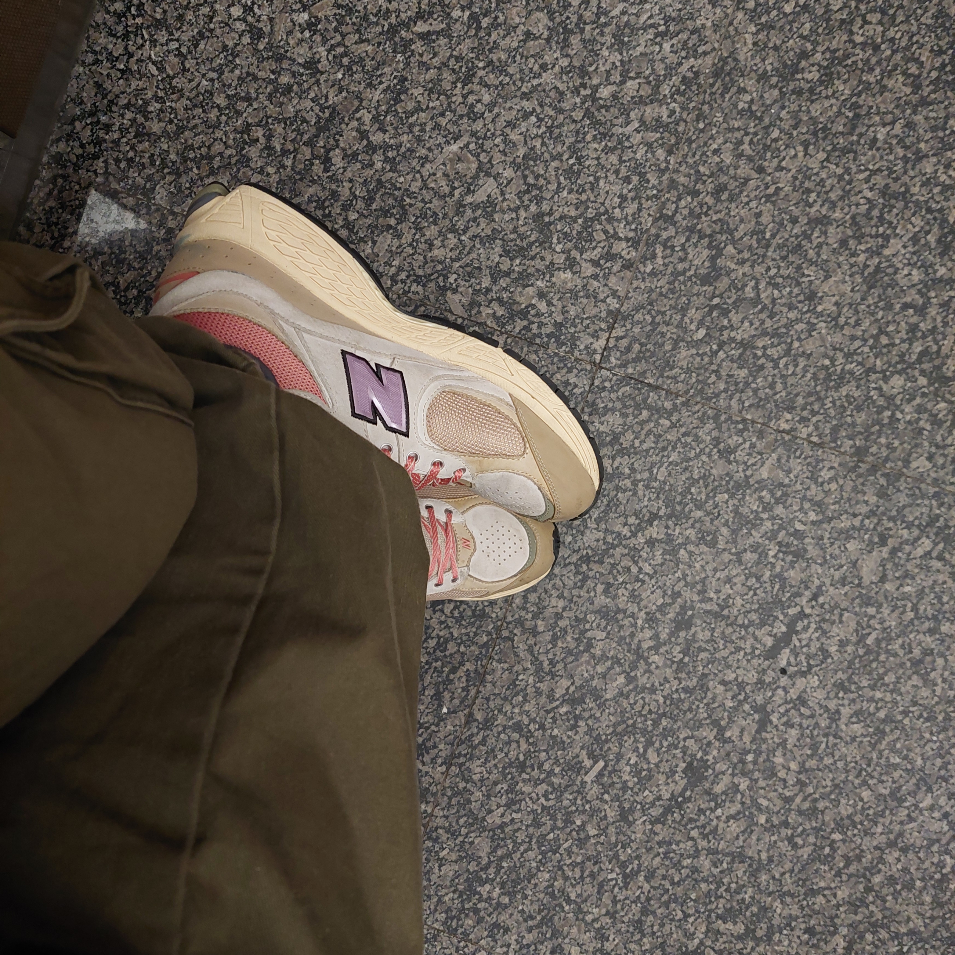 New Balance 2002R Calm Taupe 착용 스타일