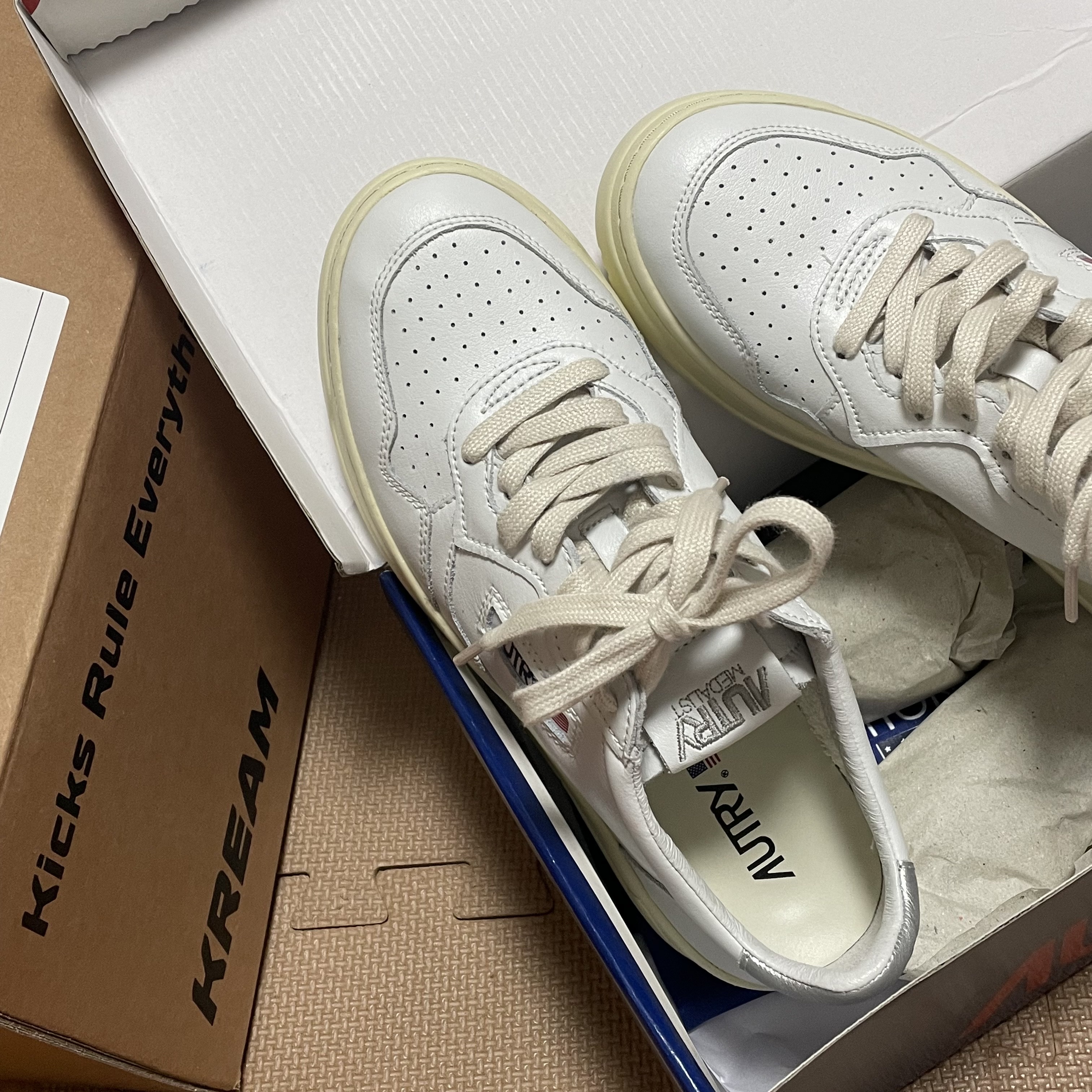 (W) Autry Medalist Low Leather Sneakers White Silver 착용 스타일 - 1