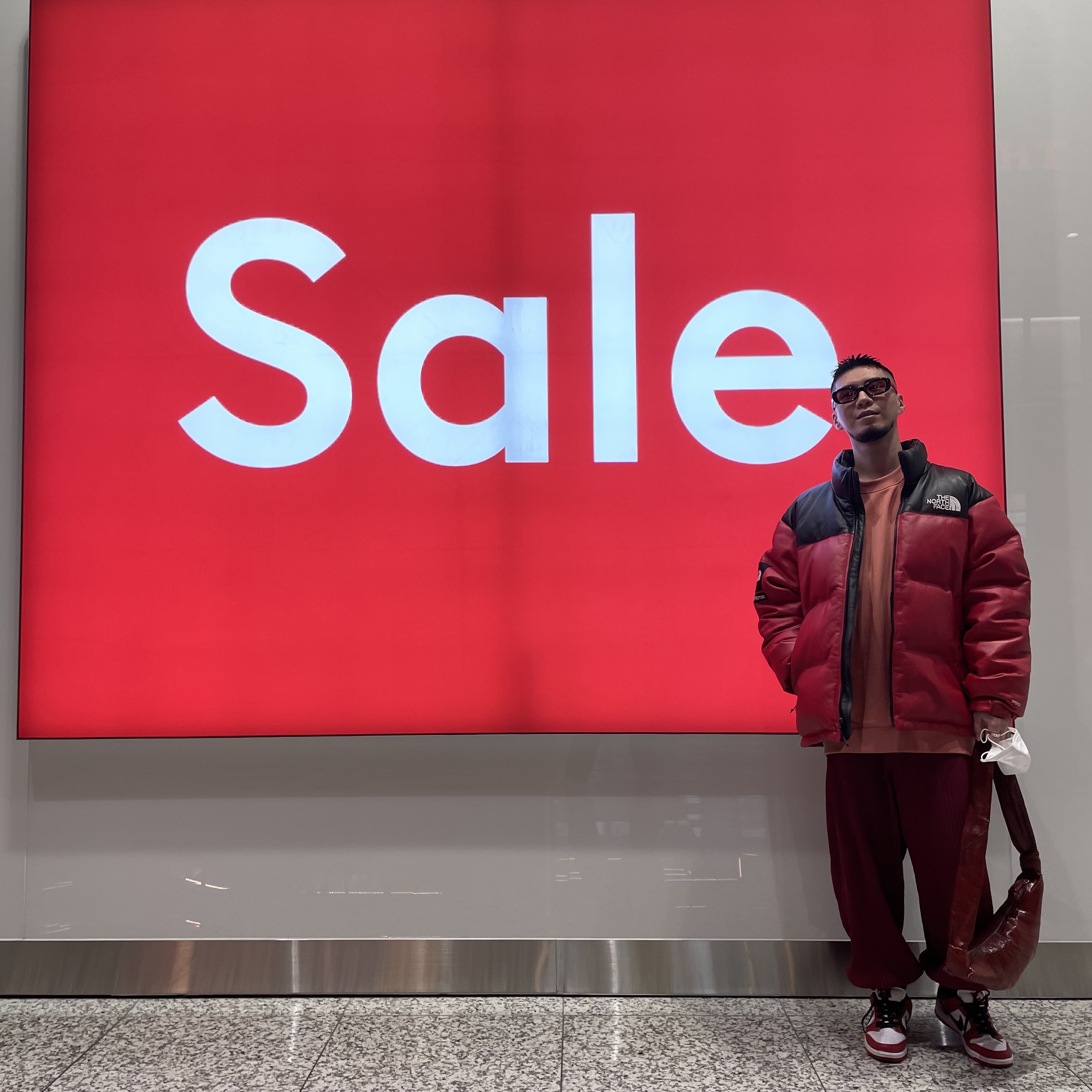Nike SB Dunk Low Pro Chicago, Supreme x The North Face Leather Nuptse Jacket Red - 17FW 착용 스타일 - 1