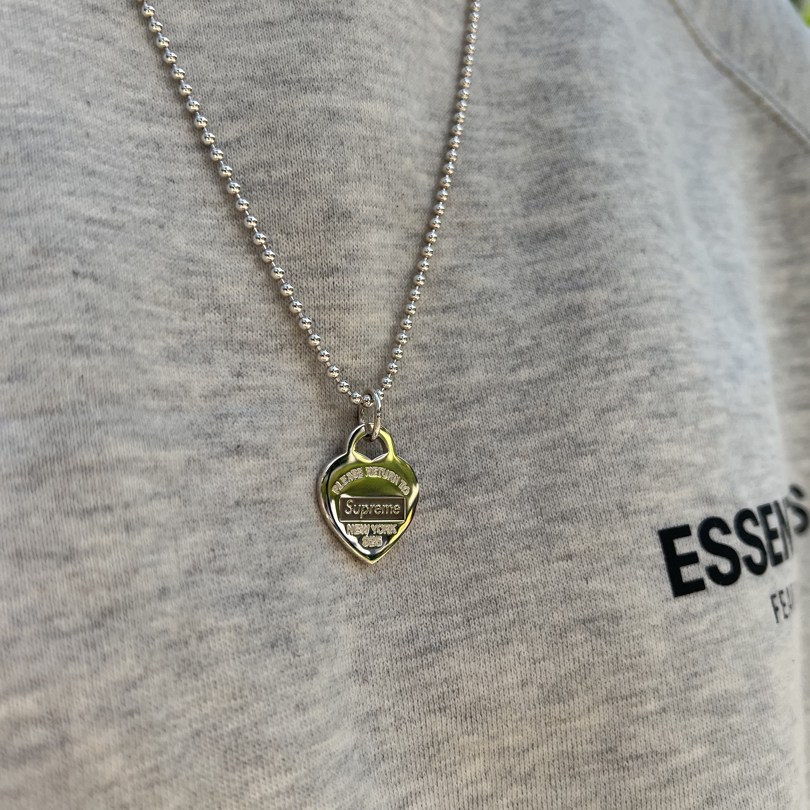 Supreme x Tiffany & Co. Return to Tiffany Heart Tag Pendant - 21FW, Essentials The Core Collection Pullover Crewneck Oatmeal 착용 스타일