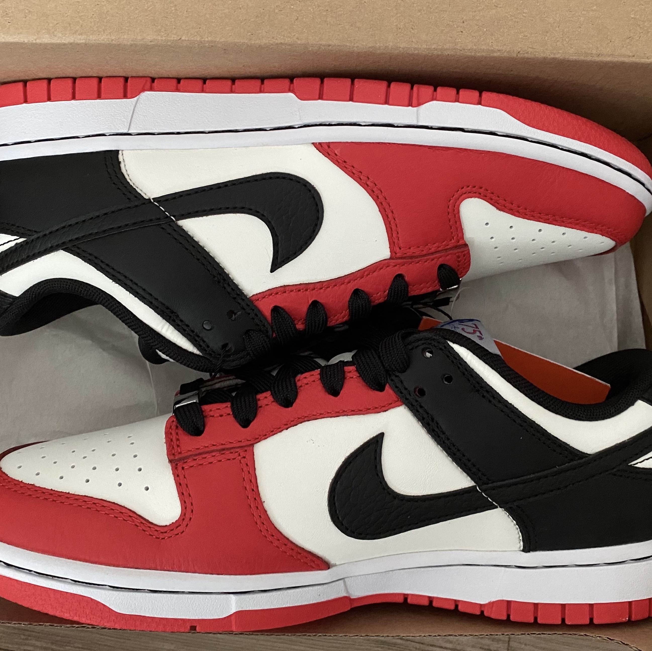 Nike x NBA Dunk Low Retro EMB Black and Chile Red 착용 스타일