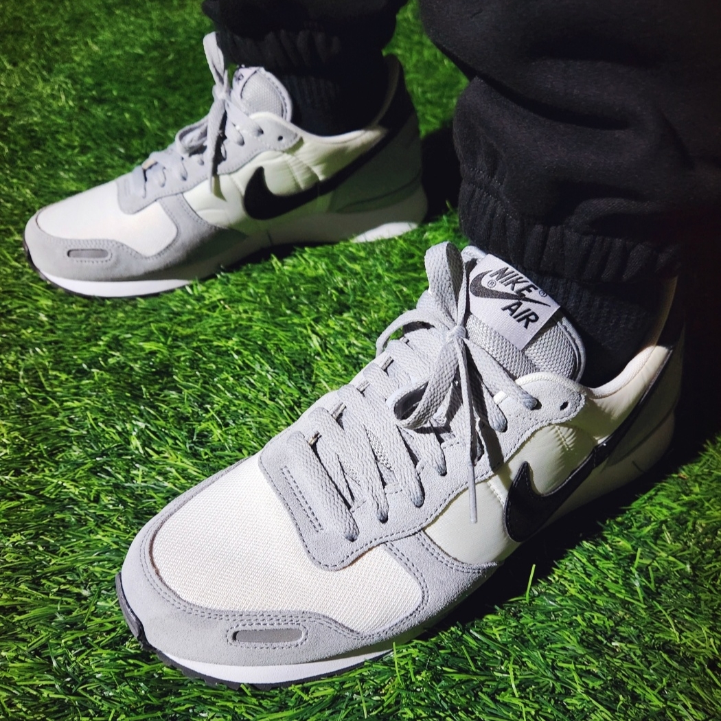 Nike Air Vortex Wolf Grey Black White 착용 스타일 - 2