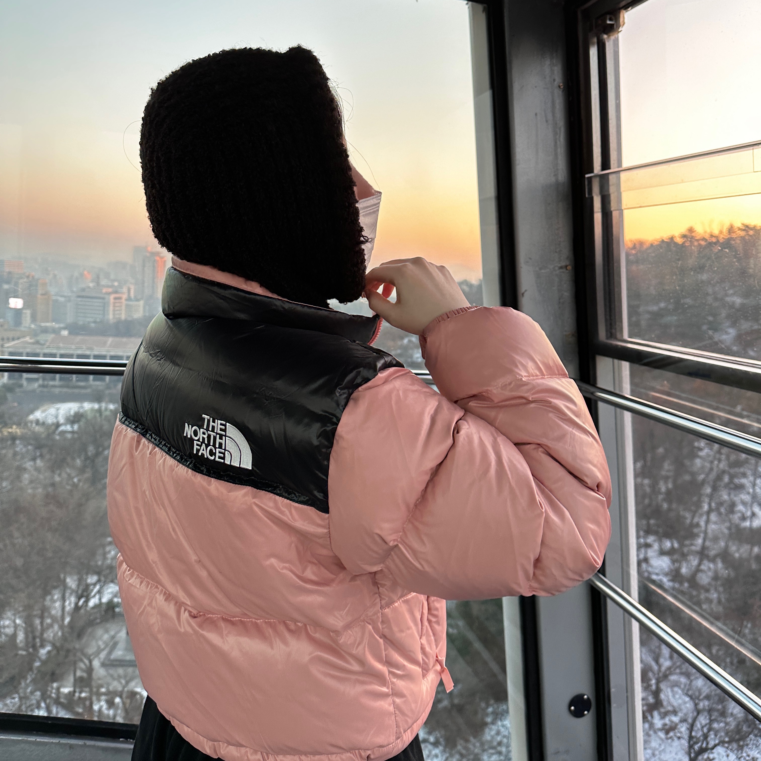 (W) The North Face Nuptse Short Jacket Rose Tan 착용 스타일 - 1